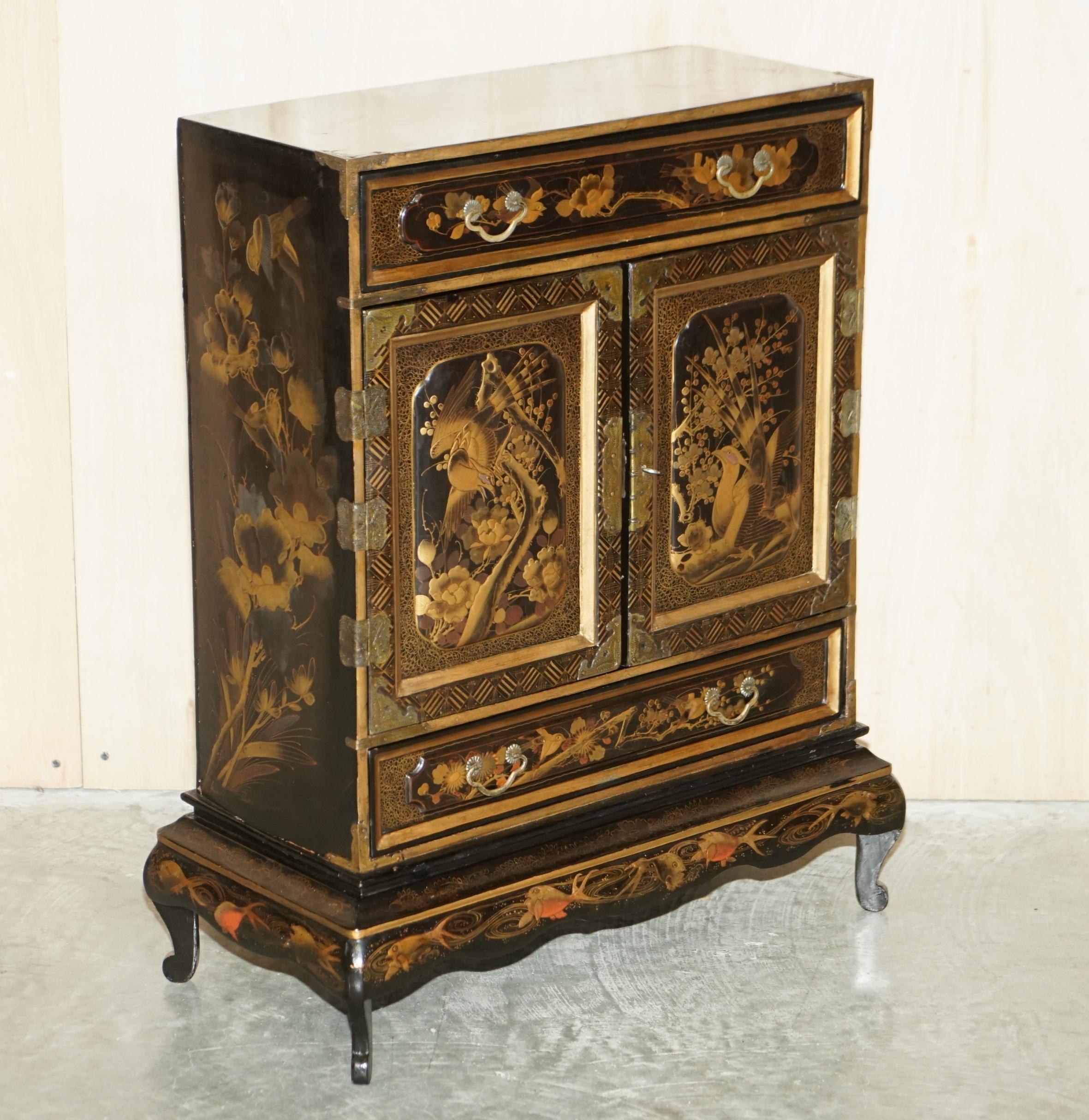 We are delighted to offer for sale this lovely vintage circa 1900's hand painted and lacquered Chinese collectors tea cabinet with lots of drawers

A very good looking and well made piece, these are now highly collectable as art furniture. This