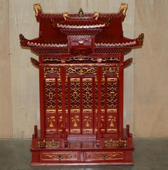 Rare armoire rouge vintage d'exportation chinoise orientale avec dessus en forme de pagode, très décorative
