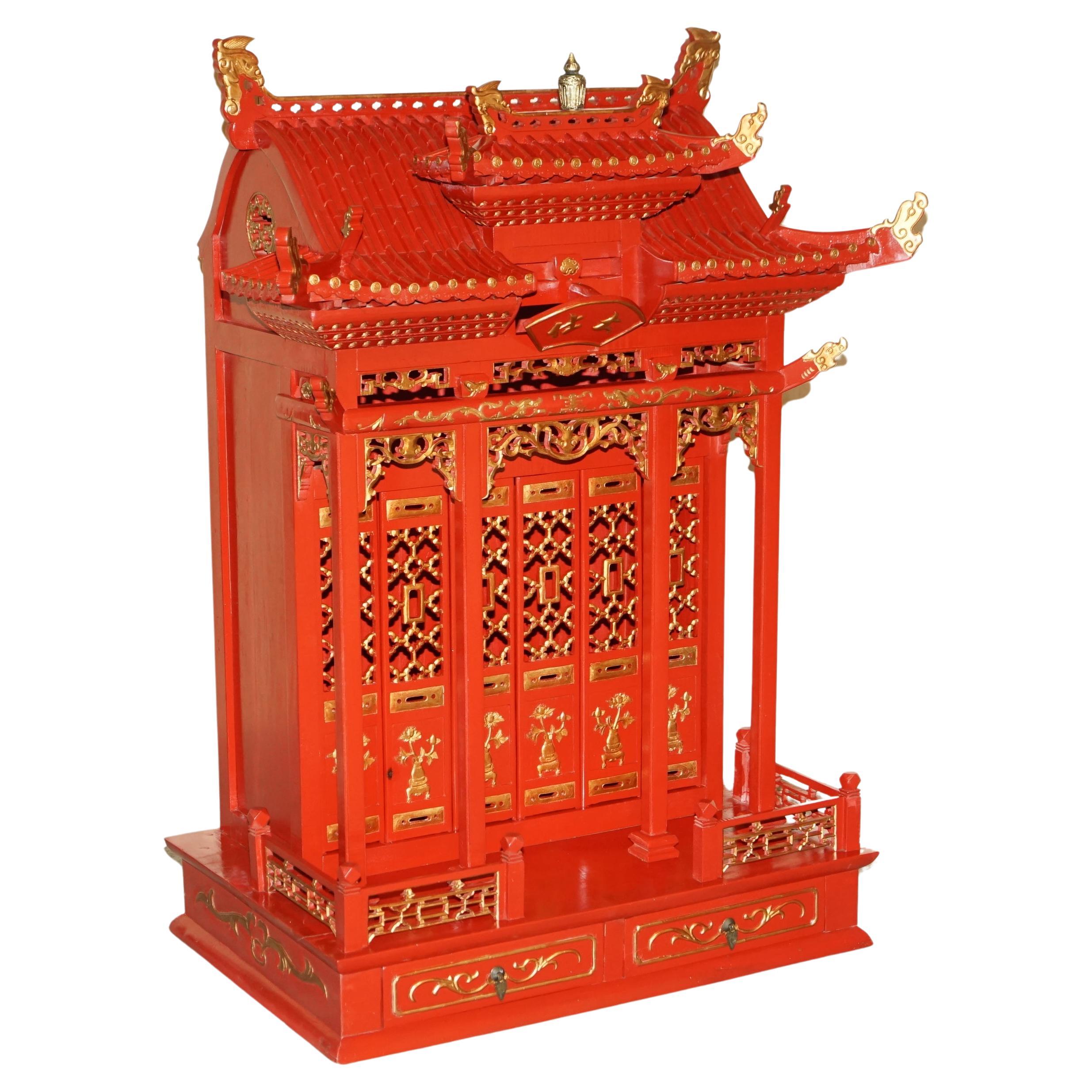 Rare armoire rouge vintage d'exportation chinoise orientale avec dessus en forme de pagode, très décorative