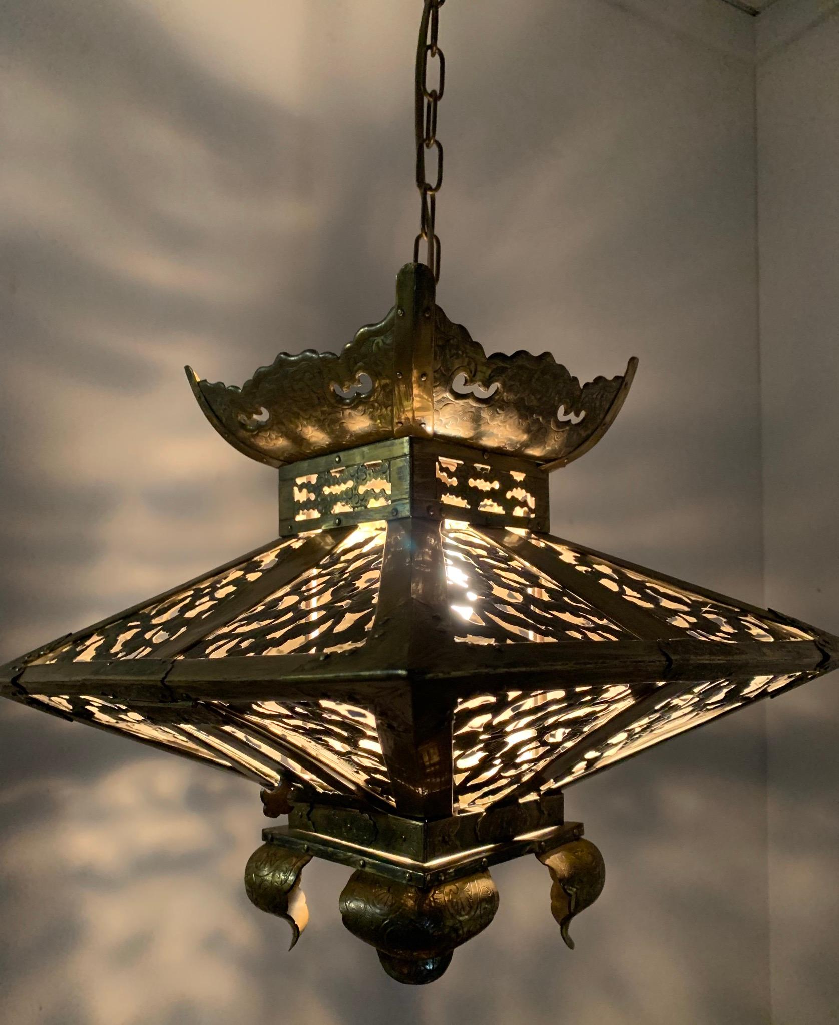 Seltene chinesische Pagodenform Arts & Crafts Messing-Anhänger oder -Laterne im orientalischen Stil im Angebot 4