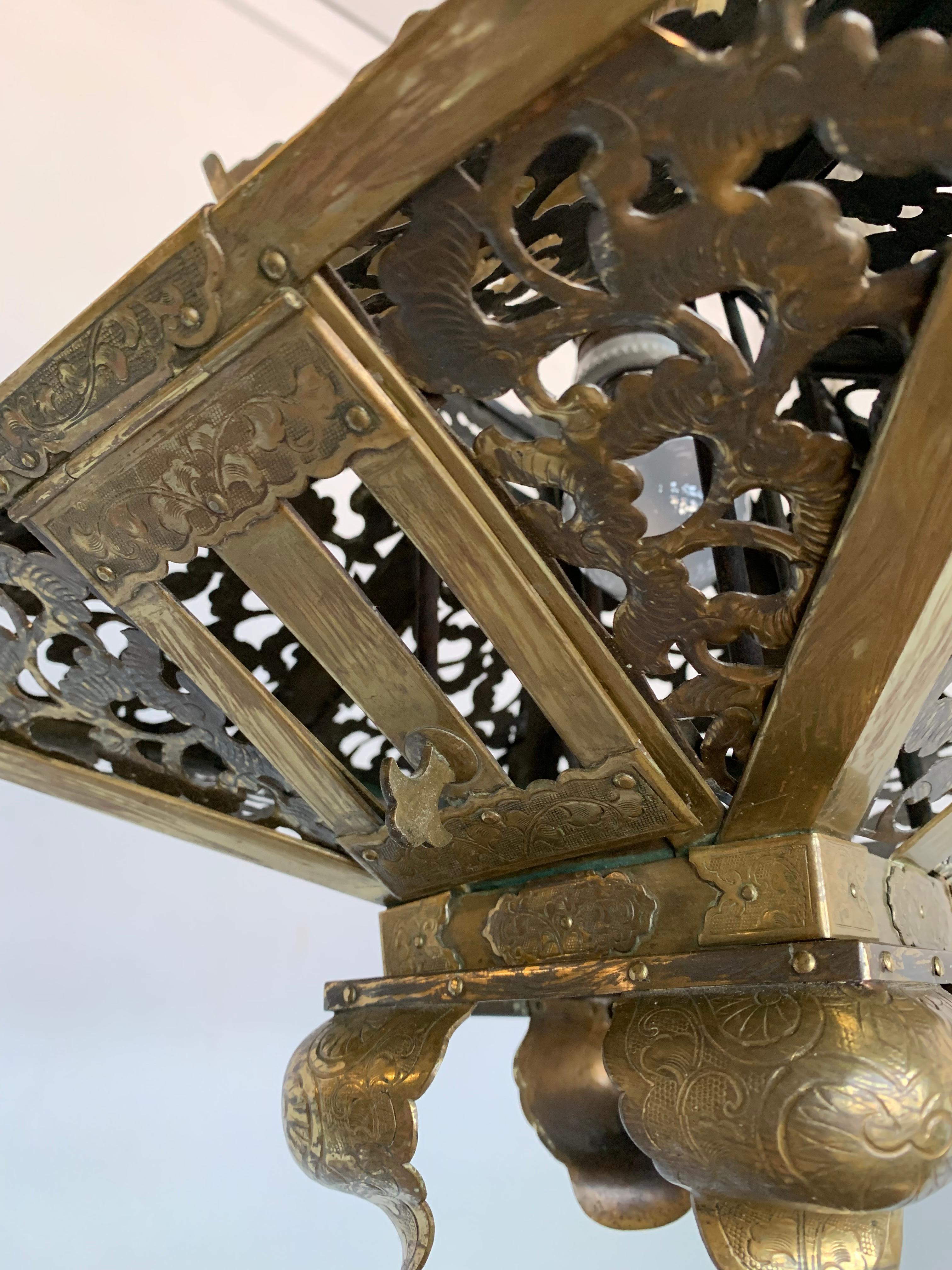 Rare pendentif ou lanterne en laiton Arts & Crafts de style oriental en forme de pagode chinoise en vente 4