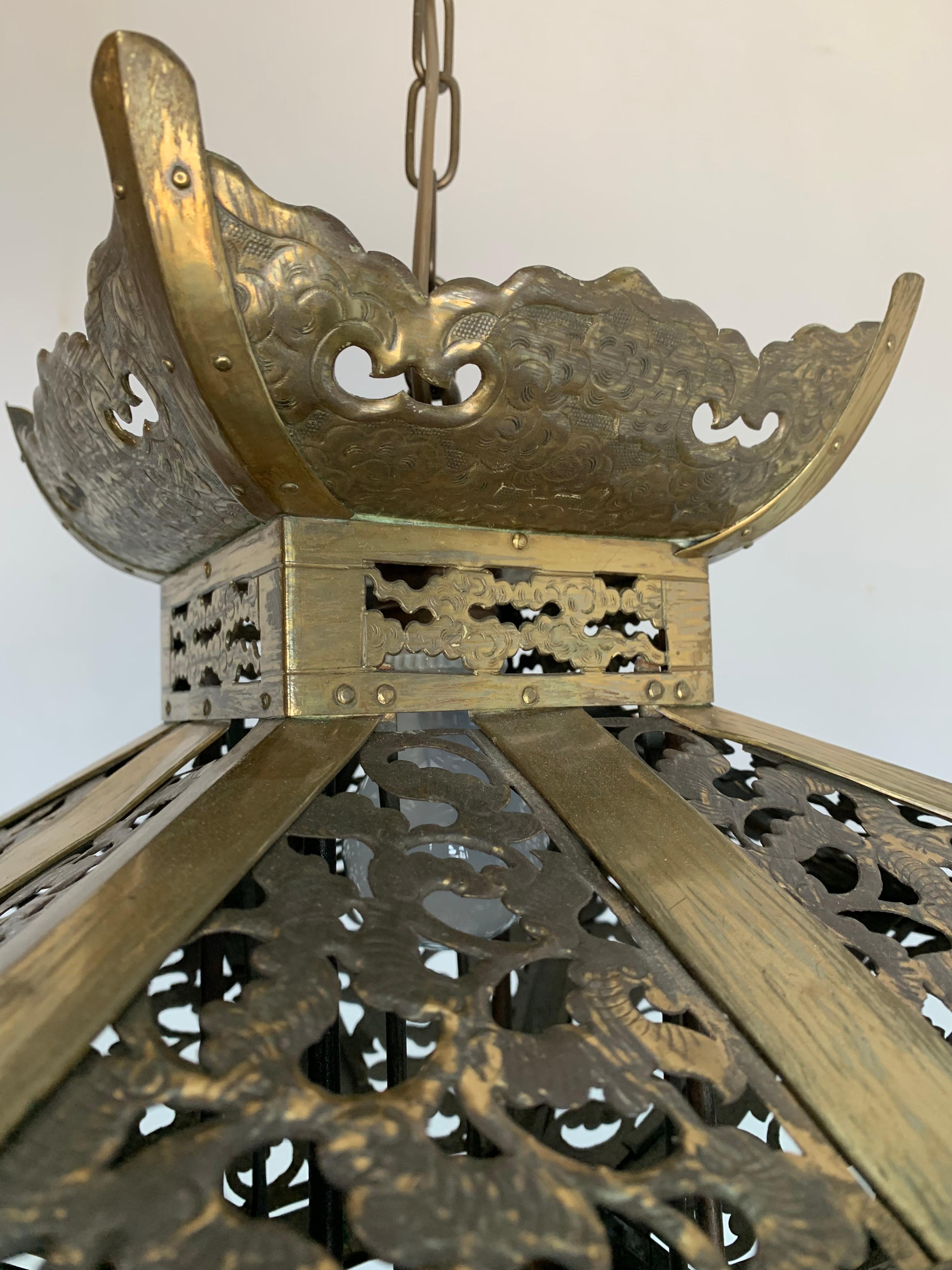Rare pendentif ou lanterne en laiton Arts & Crafts de style oriental en forme de pagode chinoise en vente 5