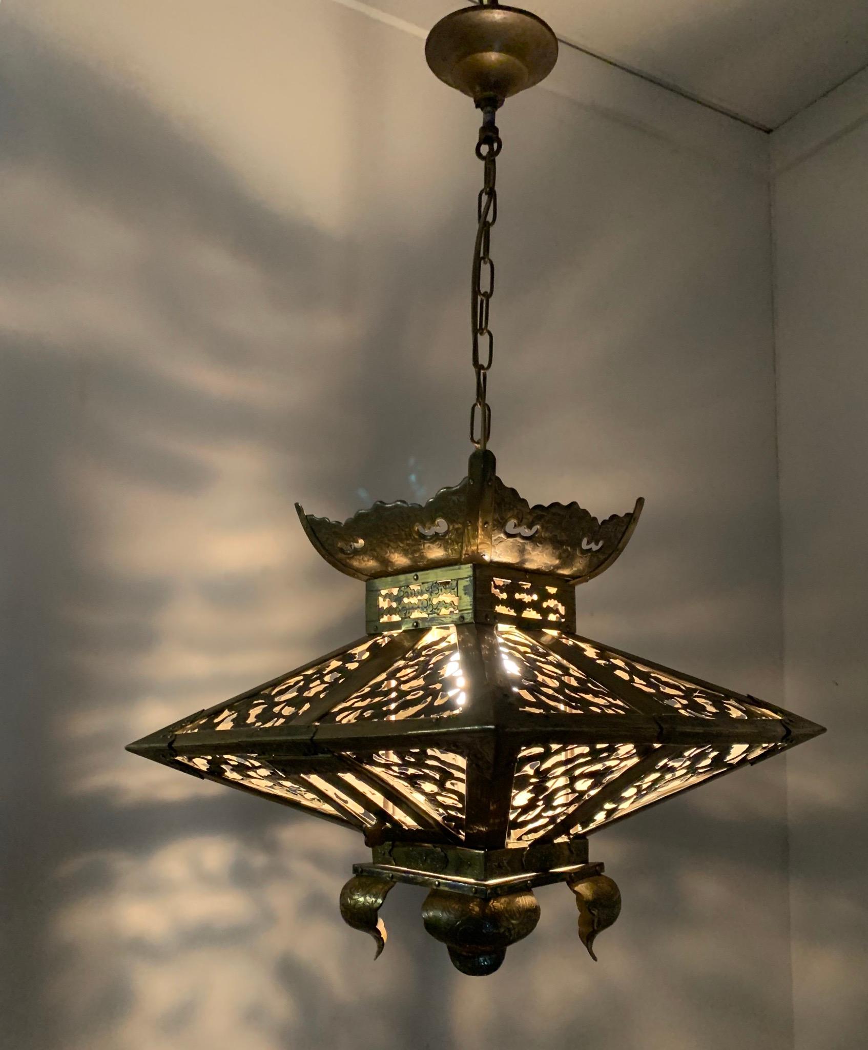 Européen Rare pendentif ou lanterne en laiton Arts & Crafts de style oriental en forme de pagode chinoise en vente