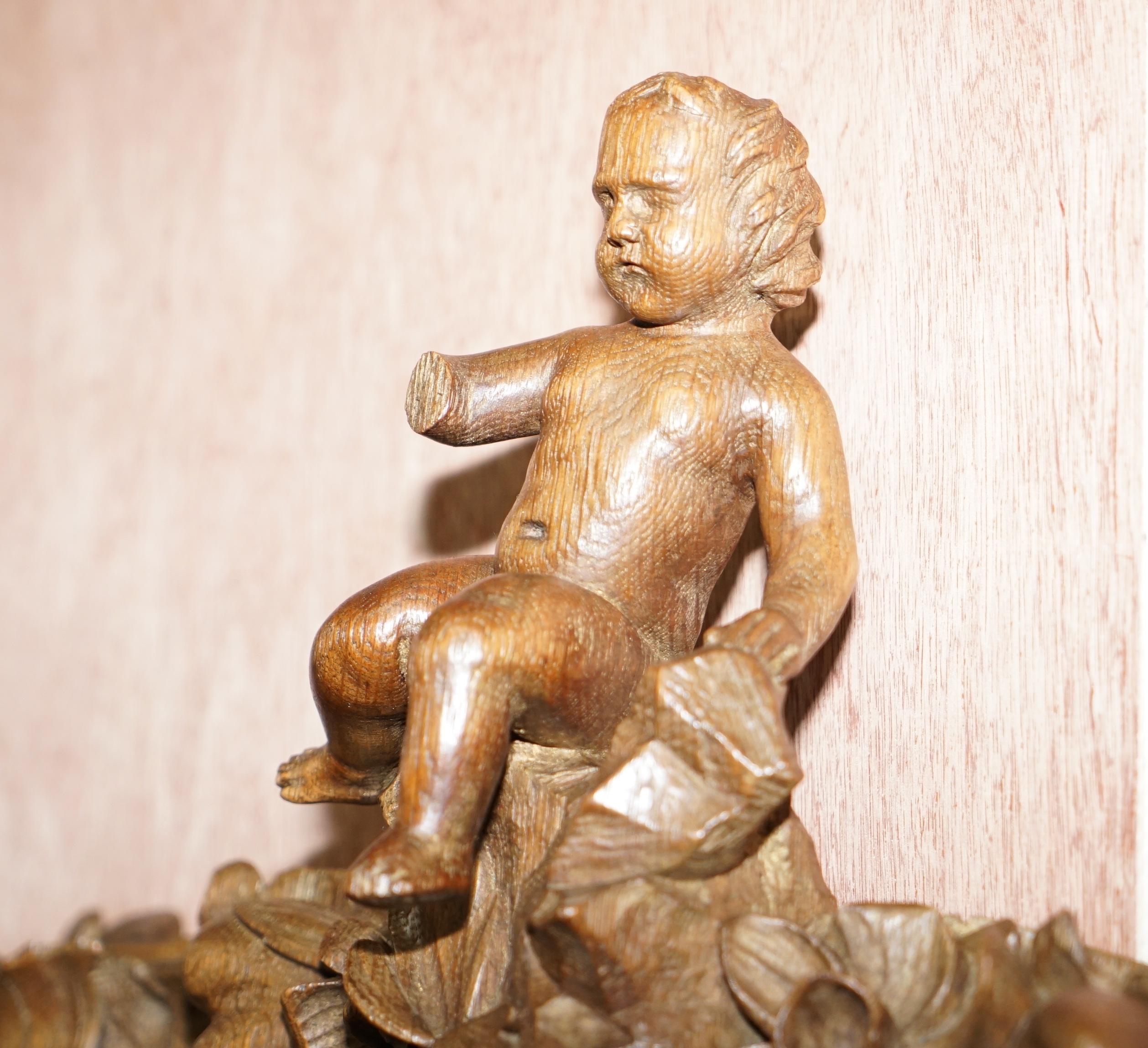 Anglais Rare miroir mural d'origine du 18ème siècle avec cadre sculpté et orné d'un chérubin en vente