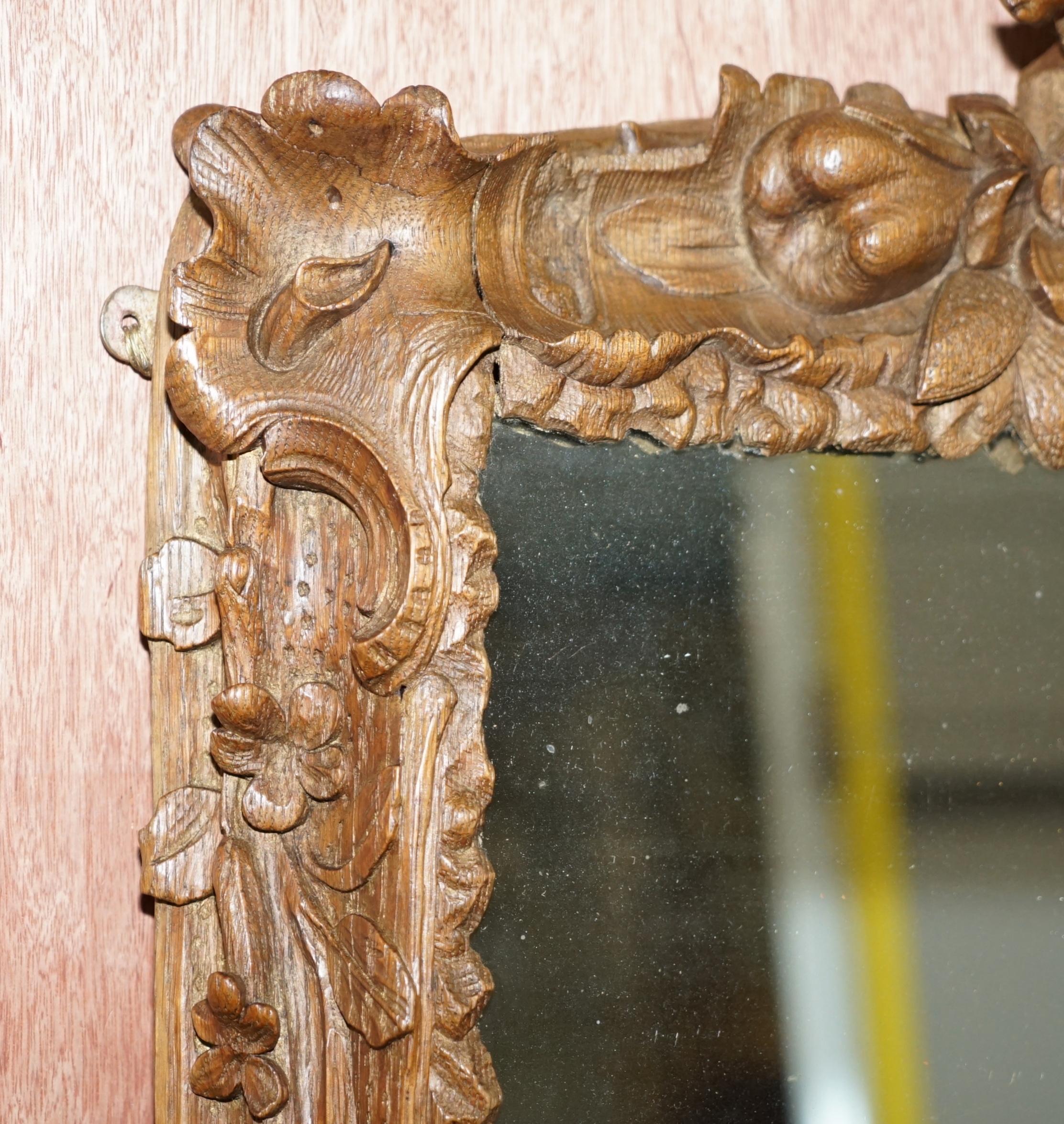 Fait main Rare miroir mural d'origine du 18ème siècle avec cadre sculpté et orné d'un chérubin en vente