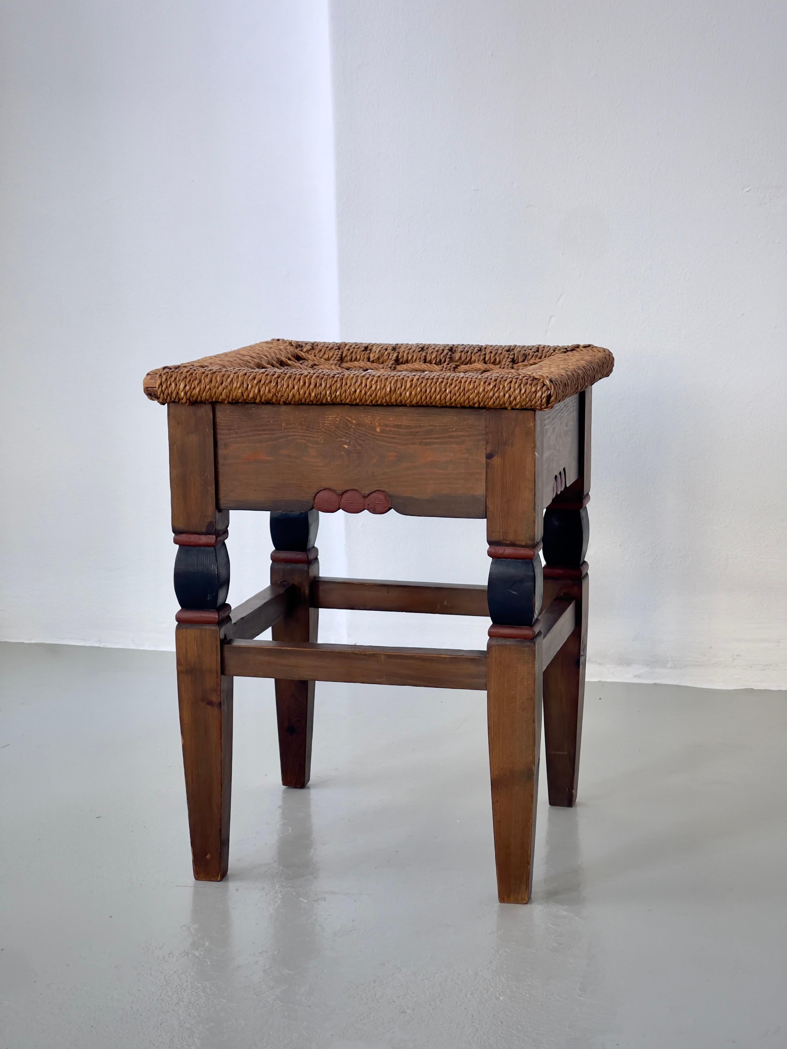 Questo rarissimo sgabello originale Arts and Crafts, realizzato nei primi anni del 1900 dall'ebanista danese A.E. Mørck, è un esempio notevole dell'interpretazione nordica del movimento internazionale Arts and Crafts. Realizzato in pino massiccio e