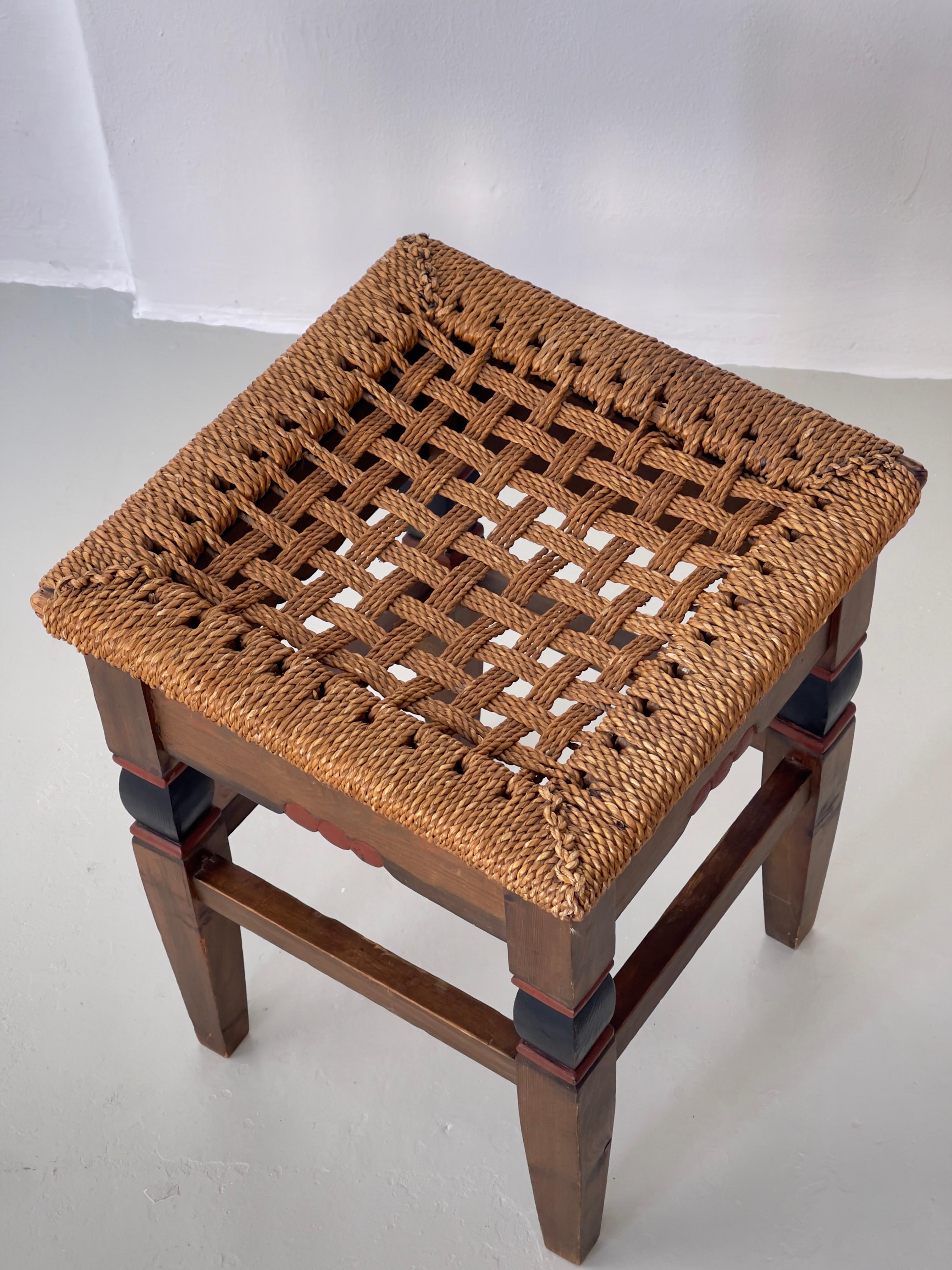Arts and Crafts Raro sgabello danese originale del 1900 dell'ebanista A.E. Mørck in pino e fanerogame in vendita