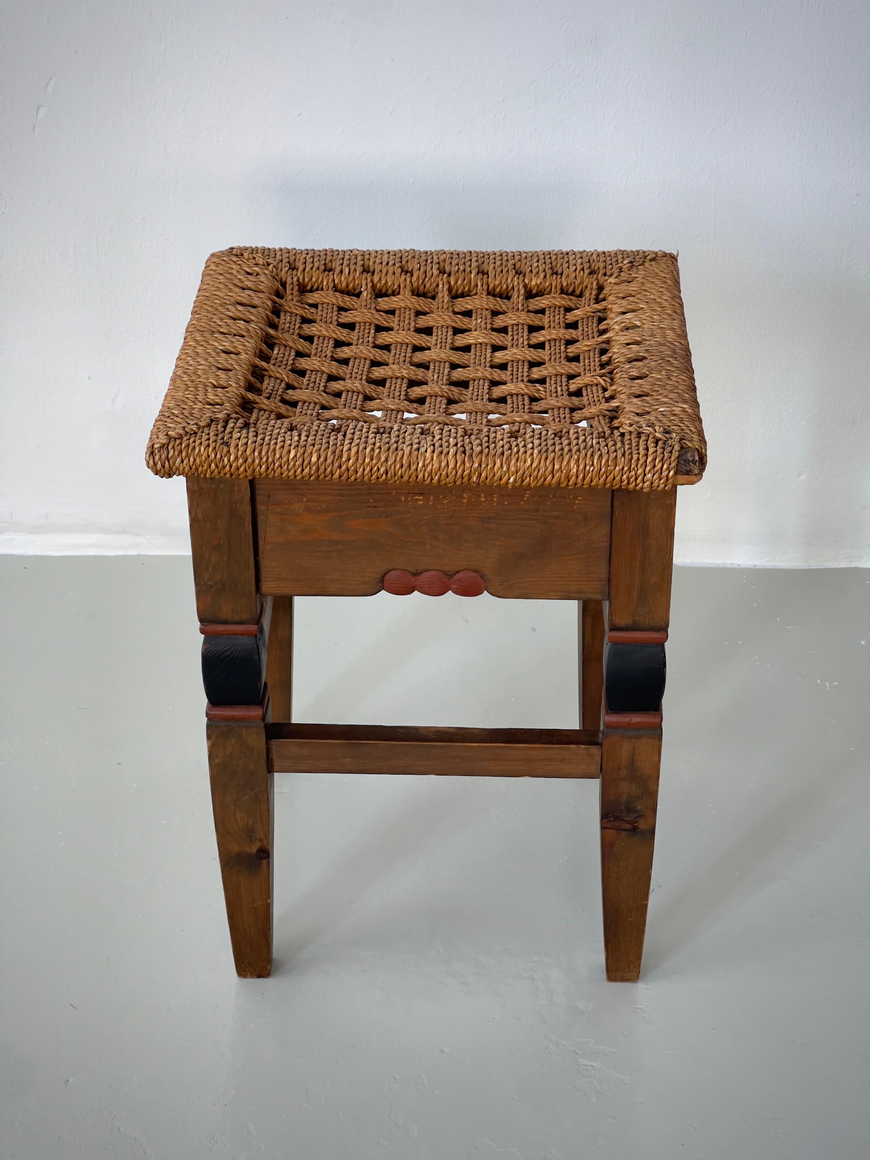 Raro sgabello danese originale del 1900 dell'ebanista A.E. Mørck in pino e fanerogame In condizioni buone in vendita a København K, 84