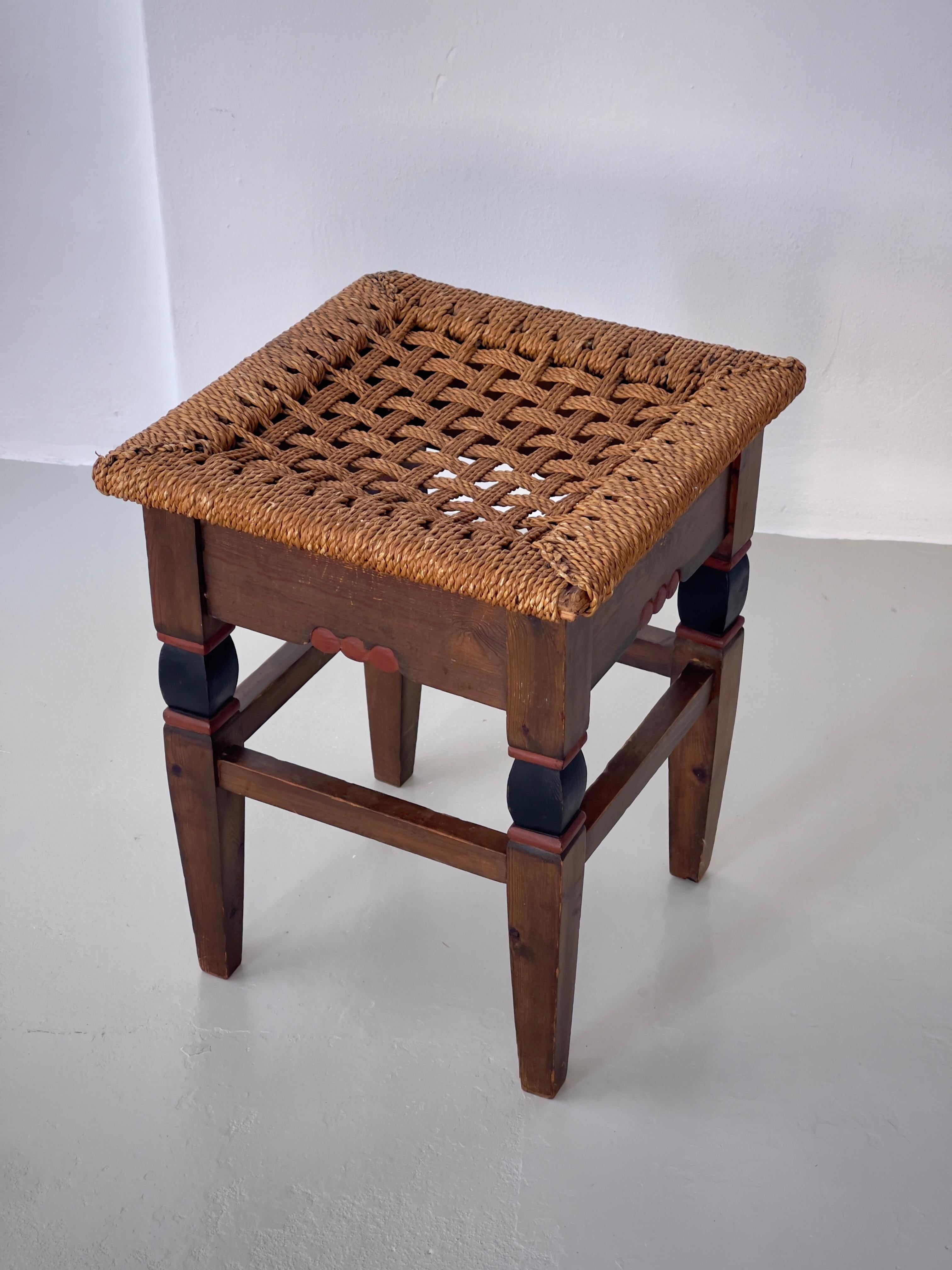 Raro sgabello danese originale del 1900 dell'ebanista A.E. Mørck in pino e fanerogame in vendita 1