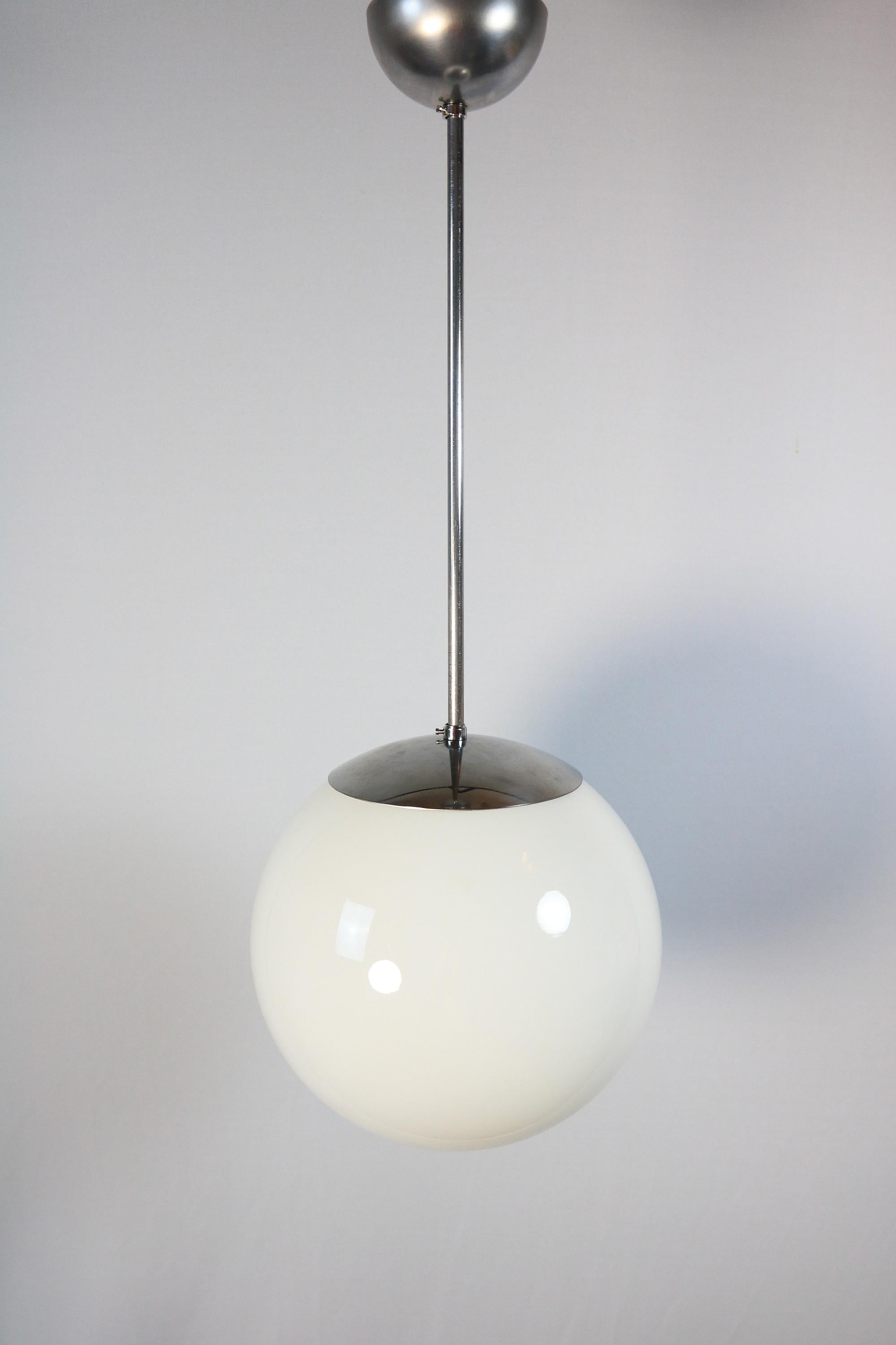Lichtklassiker aus den 1920er 1930er Jahren
Deutsche Kugellampe aus Opalglas.

Diese Leuchte passt zu vielen Einrichtungsstilen, ob modern oder aus der Mitte des Jahrhunderts.
 
Alle Metallteile sind neu und auch neu verkabelt
 
Höhe: 65 cm / 25,6