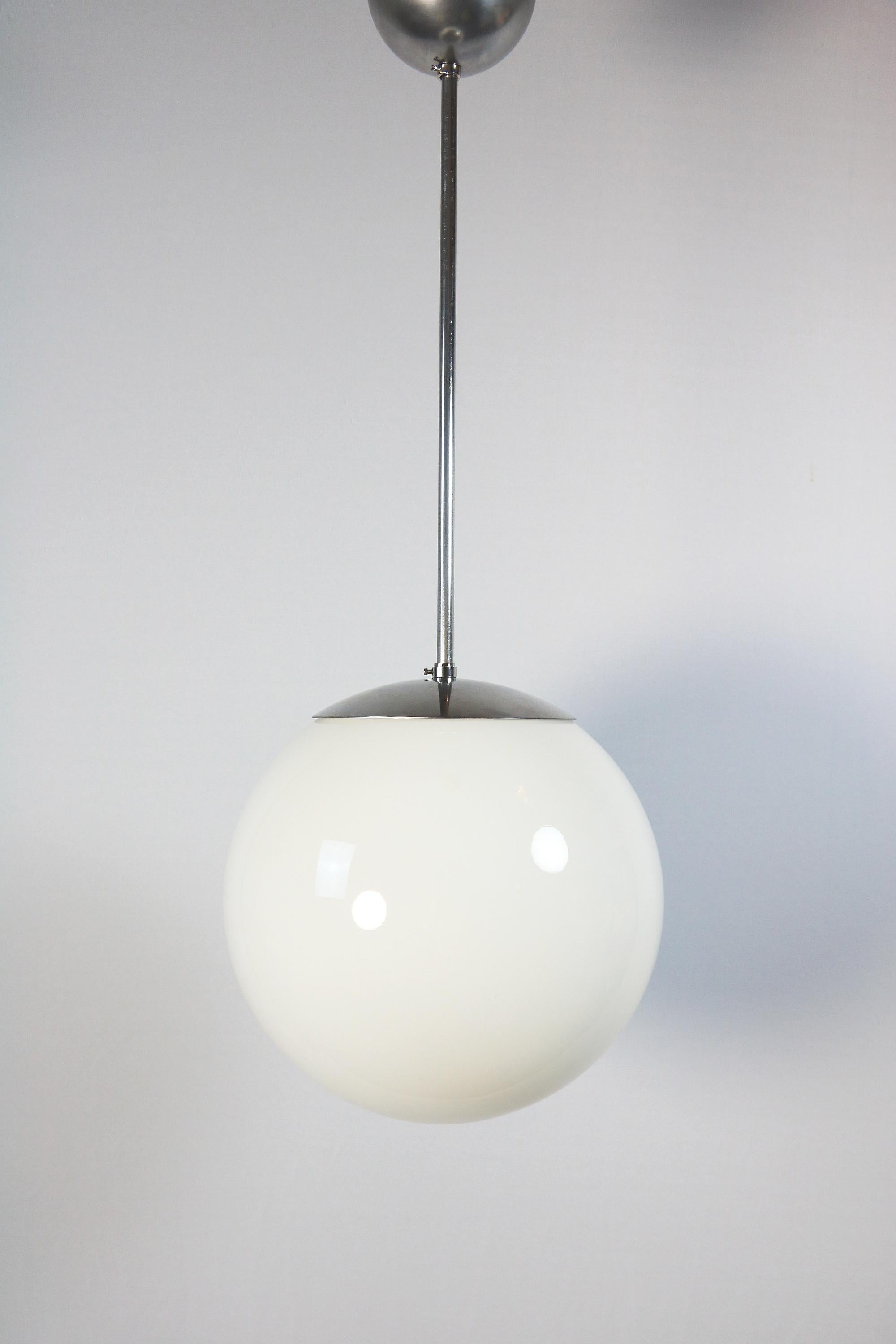 Seltene Original 1940er Kugellampe, Opalglas, Bauhaus (Deutsch) im Angebot