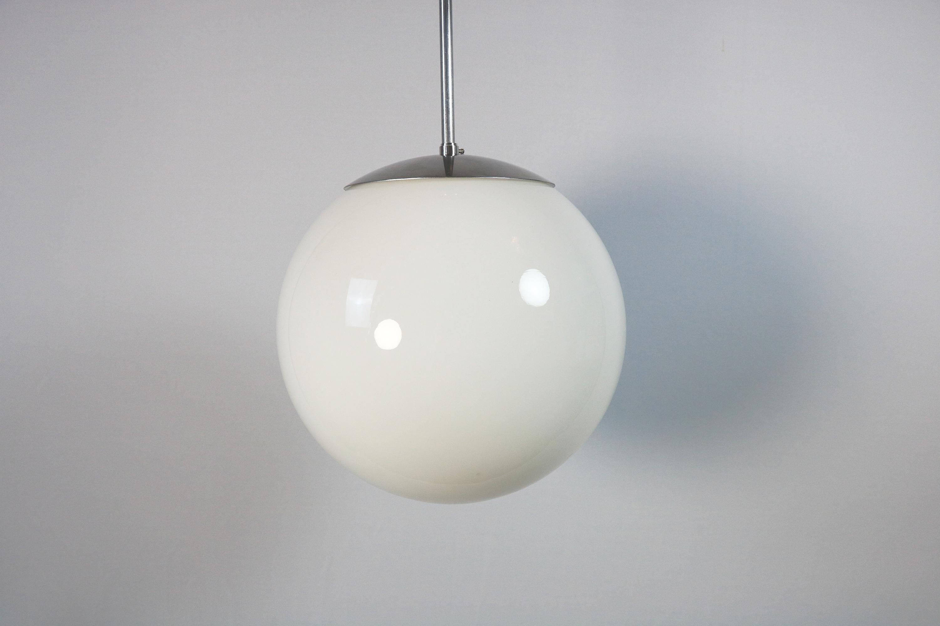 Seltene Original 1940er Kugellampe, Opalglas, Bauhaus (Mitte des 20. Jahrhunderts) im Angebot