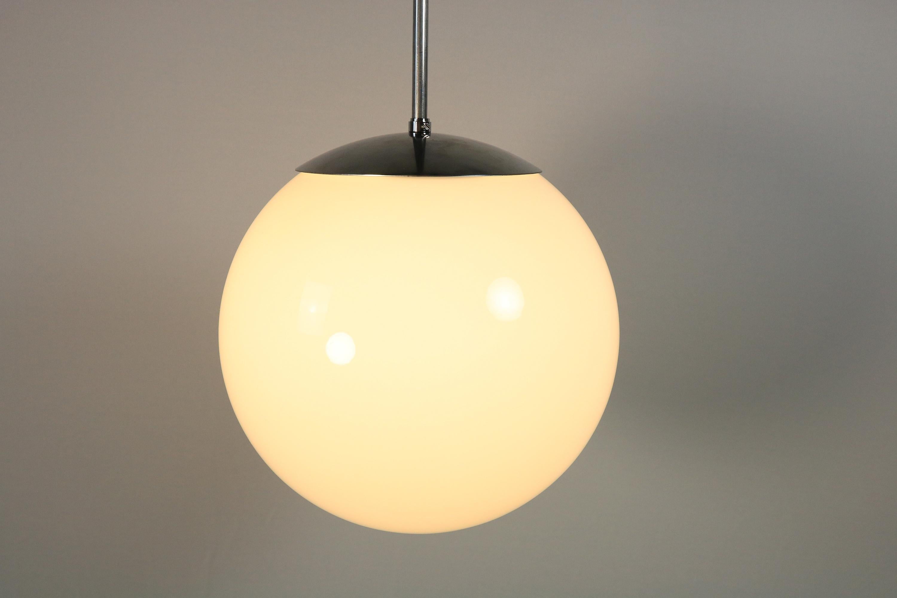 Seltene Original 1940er Kugellampe, Opalglas, Bauhaus (Metall) im Angebot