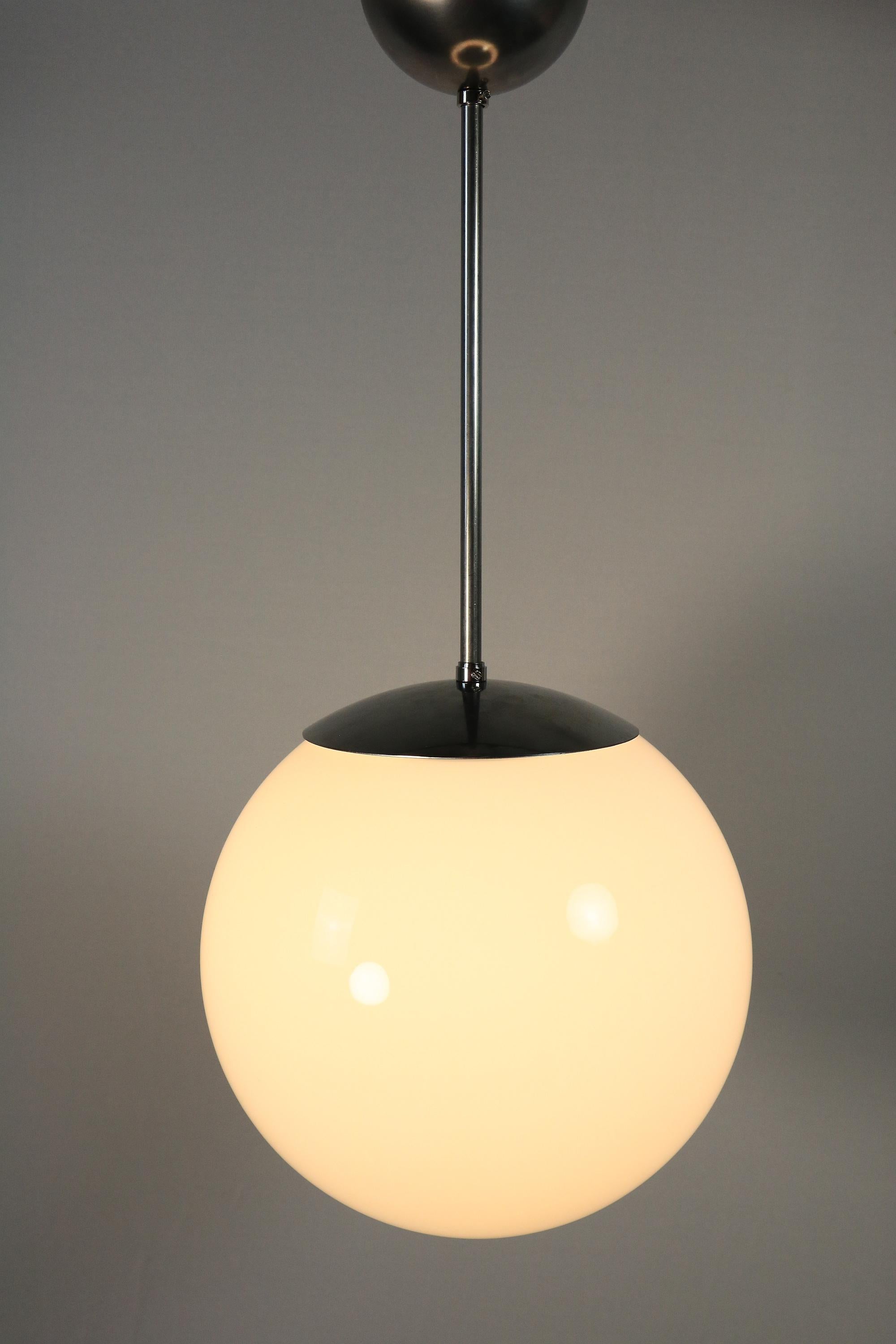 Seltene Original 1940er Kugellampe, Opalglas, Bauhaus im Angebot 1