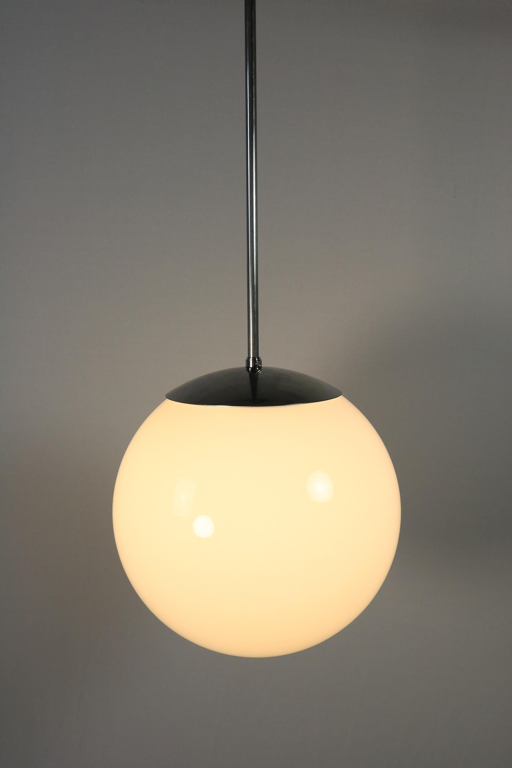 Seltene Original 1940er Kugellampe, Opalglas, Bauhaus im Angebot 2