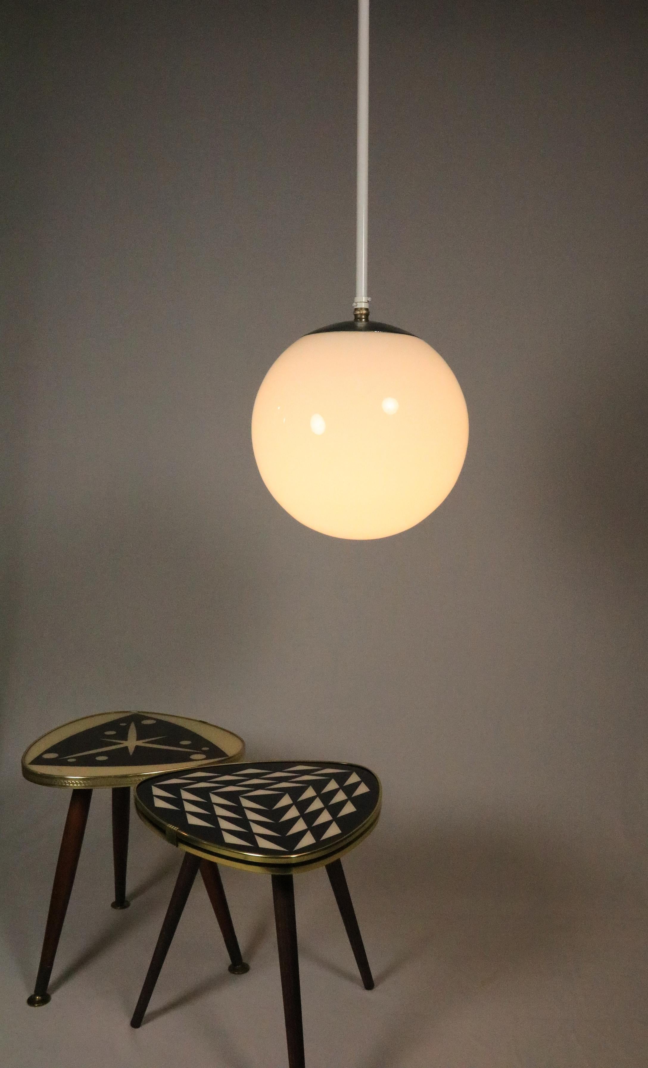 Milieu du XXe siècle Rare lampe Ball and Ball originale des années 1940, verre opalin, Danemark, style Bauhaus en vente