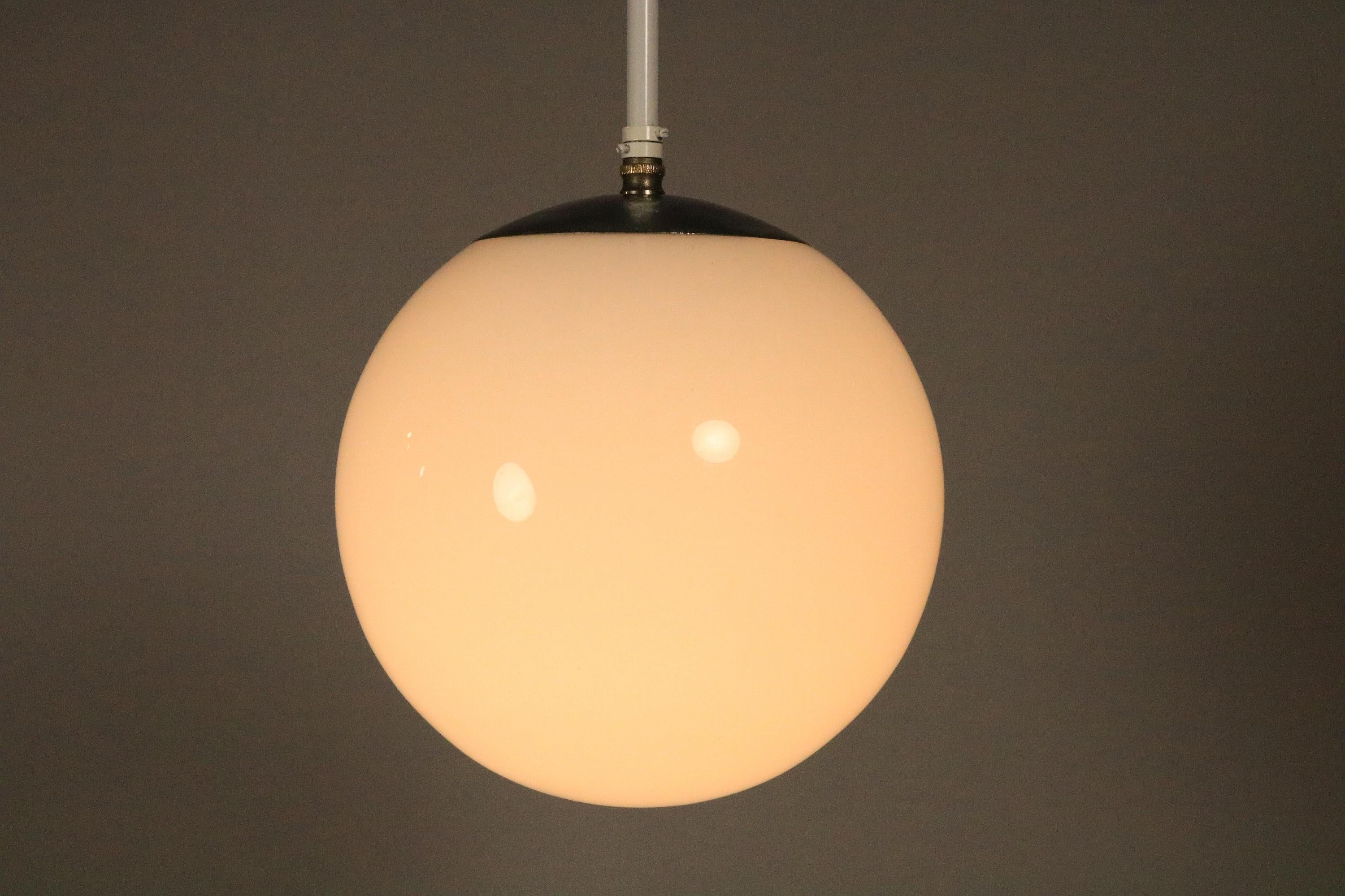 Métal Rare lampe Ball and Ball originale des années 1940, verre opalin, Danemark, style Bauhaus en vente