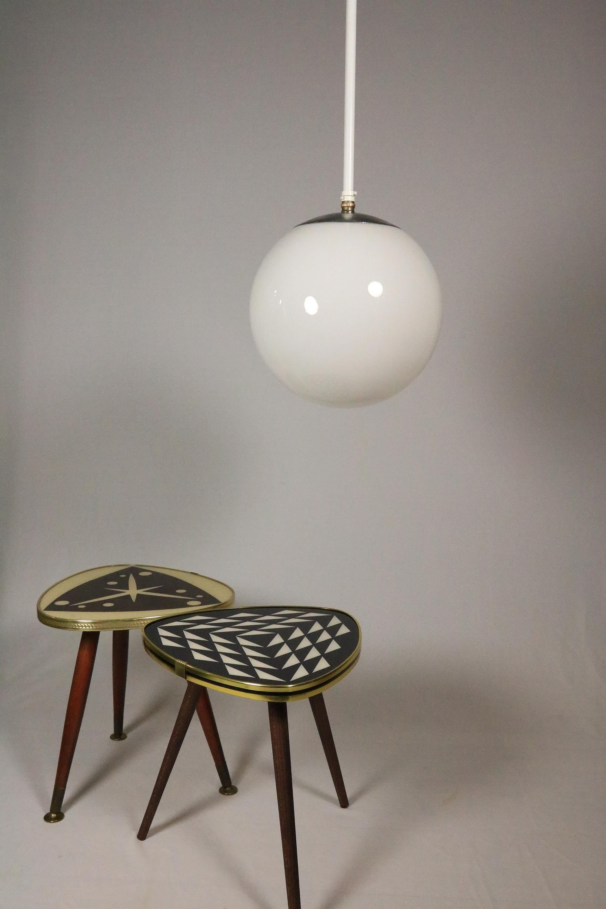 Rare lampe Ball and Ball originale des années 1940, verre opalin, Danemark, style Bauhaus en vente 2