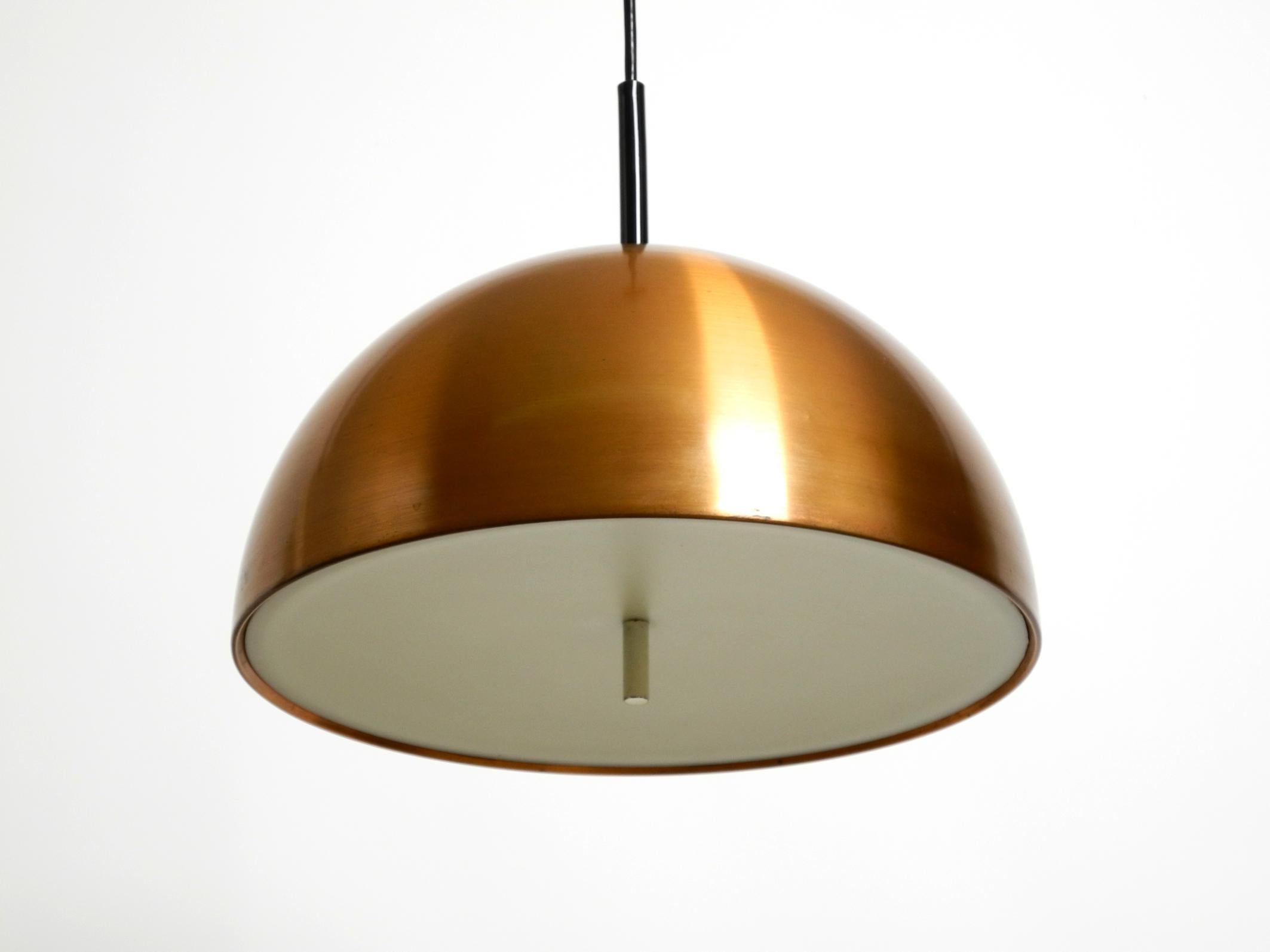 Lámpara colgante Staff muy elegante, rara, grande y original de los años 70, con pantalla de cobre.
Un gran diseño de la Era Espacial de los años 70.
La pantalla de cobre está pintada de blanco en el interior y tiene una cubierta de plástico para