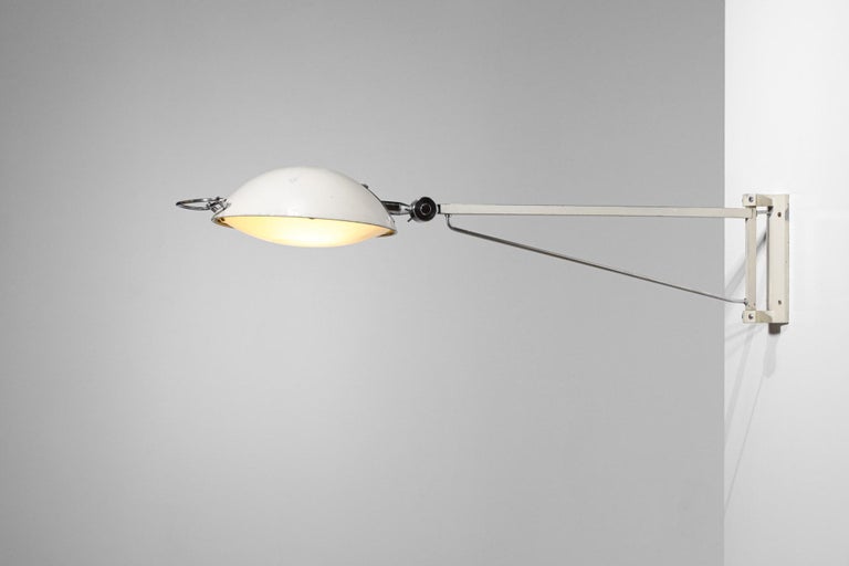 Large 1950's gallows from the Italian manufacturer Stilnovo, designed for a hospital. Arm structure in creamy white lacquered metal, ball joint and handle in steel, diffuser in white frosted glass. Possibility to orientate the diffuser in different
