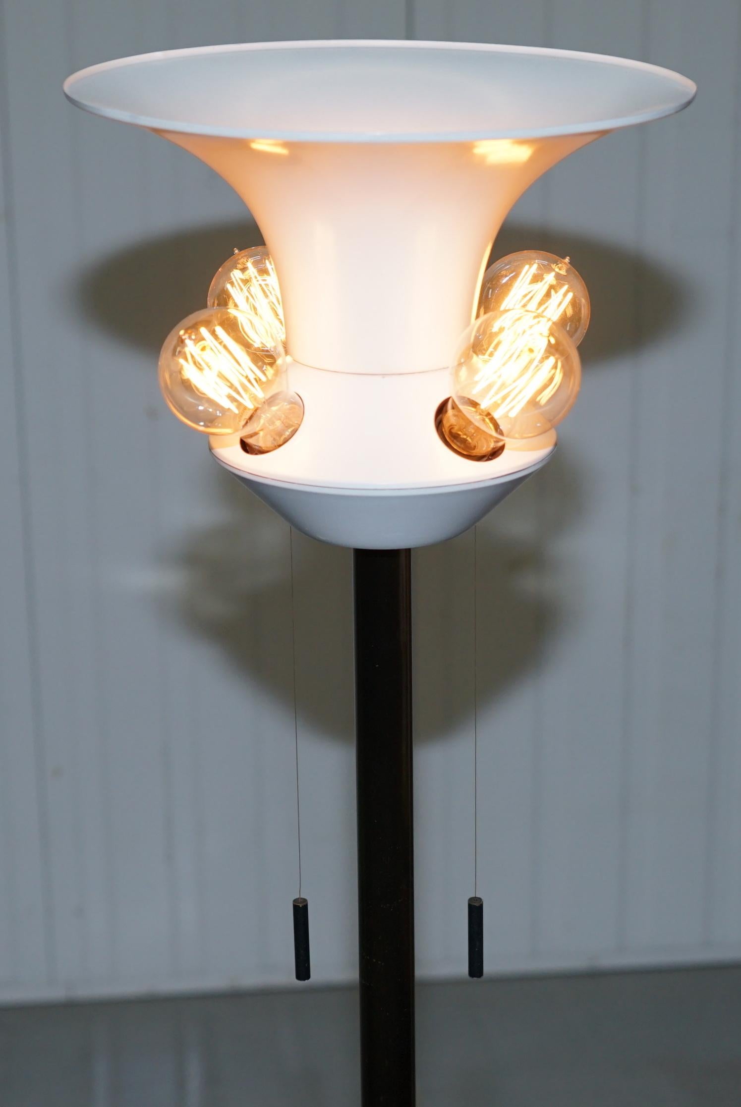 Nous sommes ravis d'offrir à la vente cette lampe sur pied Art Moderne des années 1960

Il s'agit d'une lampe bien froide, il y a quatre lumières à l'extérieur et une à l'intérieur, il y a deux cordons lumineux, tirez le premier cordon et deux des