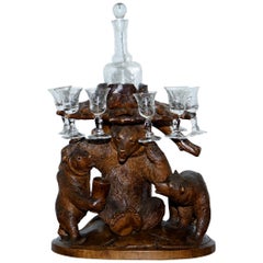 Rare carafe de table Tantalus originale en bois sculpté d'ours de la forêt noire et ses verres