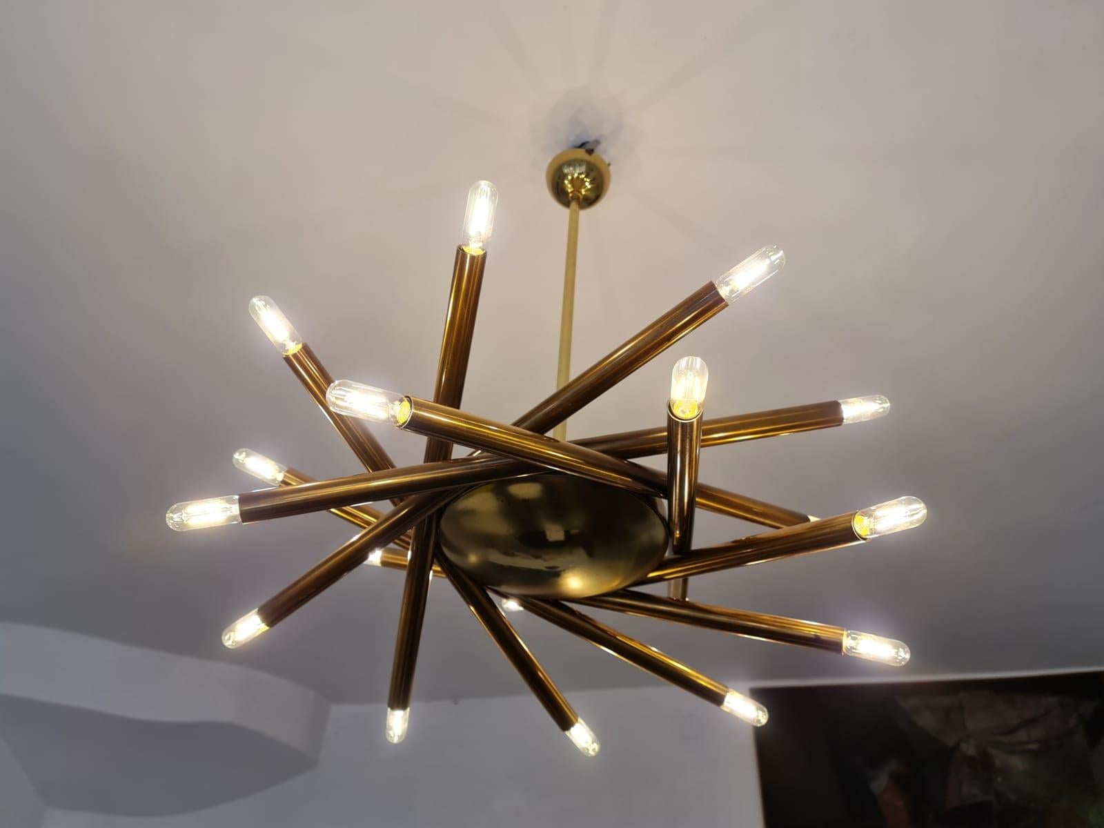 Rare original brass Sputnik ceiling lamp by Stilnovo, Italy 1950

This is an impressive, well documented and beautifully crafted full brass Stilnovo pendant lamp with a disk like brass centerpiece and 9 brass tubes with 18 light sources. 

The