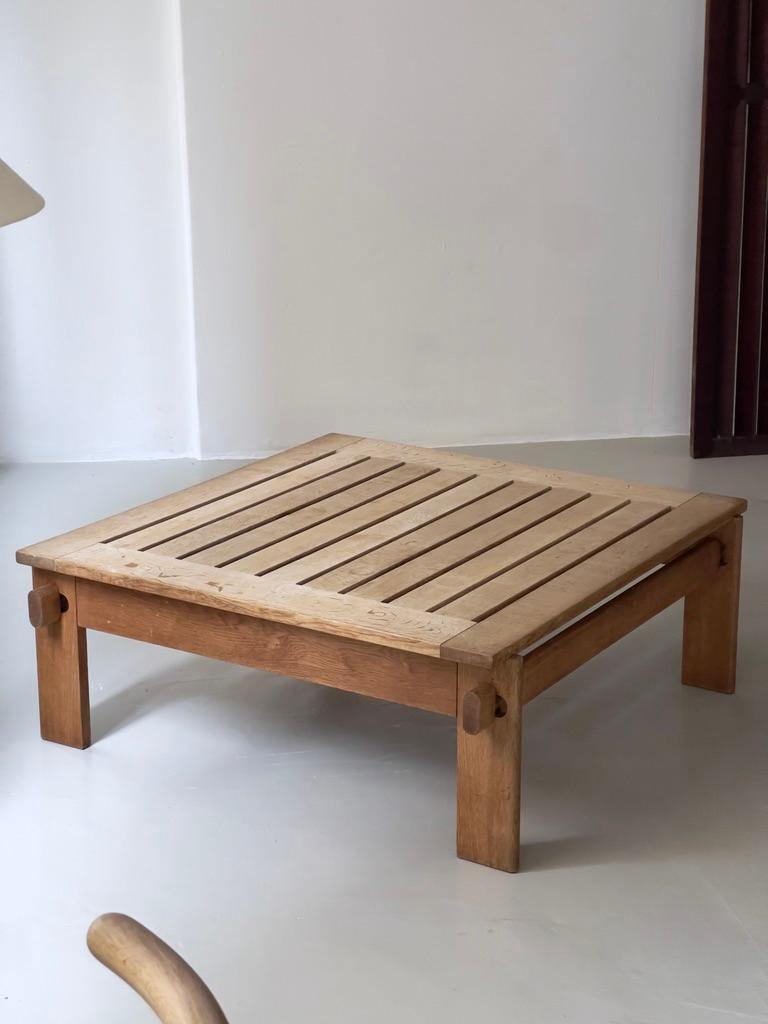 Milieu du XXe siècle Rare Table basse originale en chêne massif, Design/One Danemark années 60 en vente