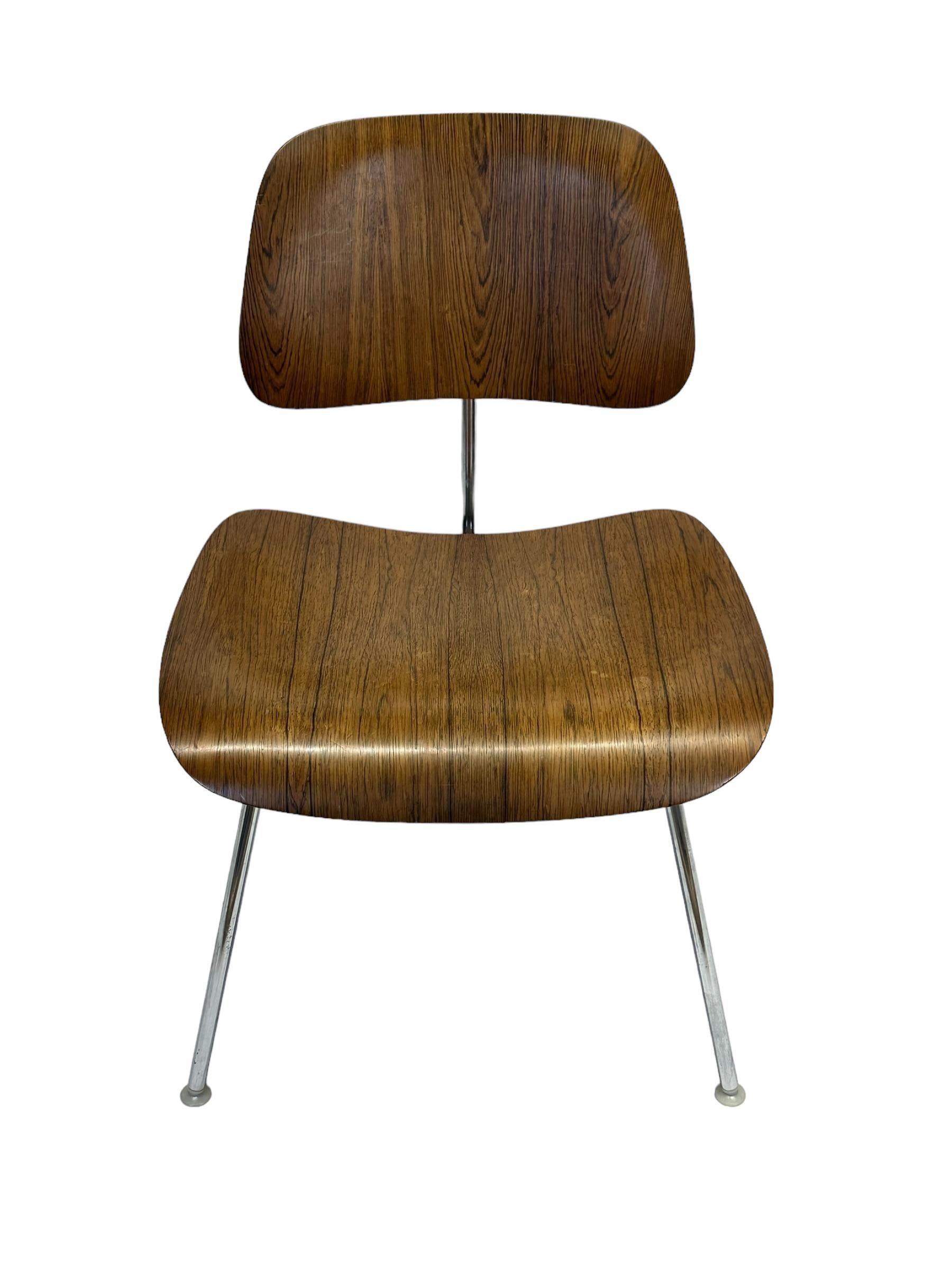 Circa late 1950s Charles and Ray Eames DCM (Dining Chair Metal frame) chair for Herman Miller. Exécuté en acier chromé et en palissandre brésilien. Il s'agit d'une finition sur commande et elle est produite en beaucoup moins de quantités que les
