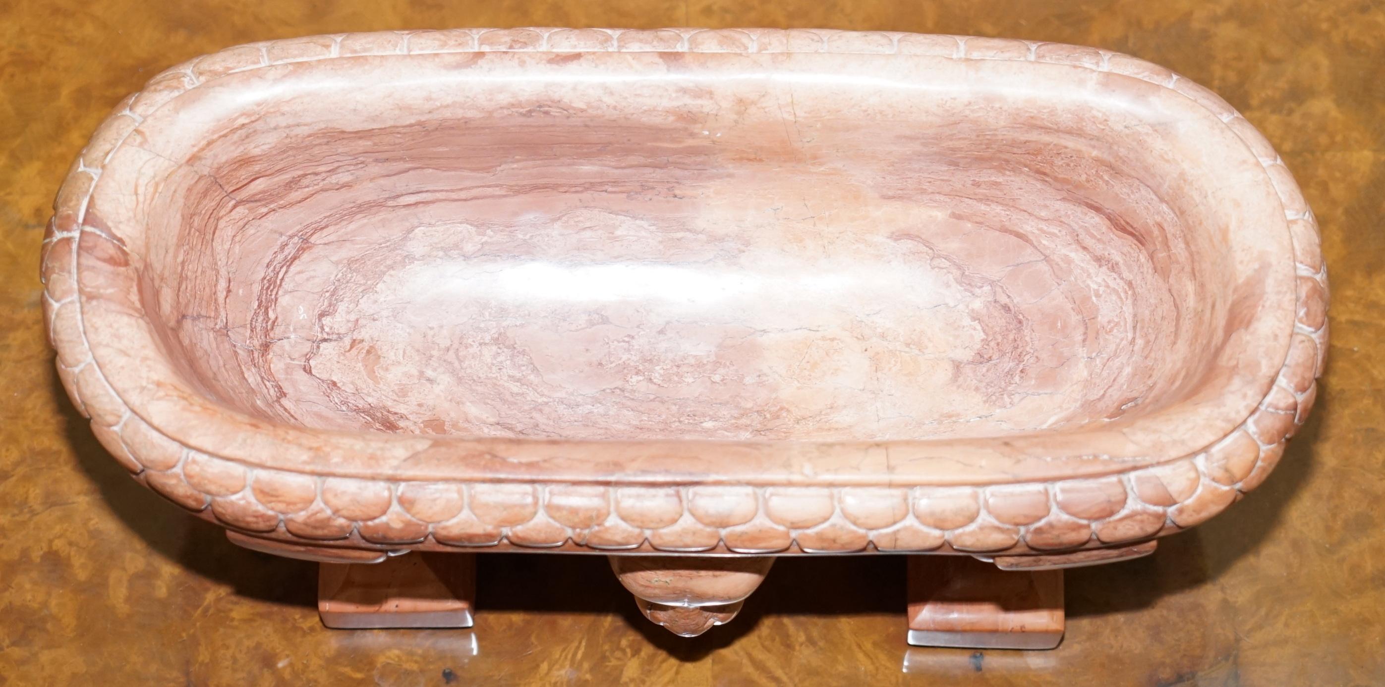 Sculpté à la main Rare bain d'origine en marbre avec lion en forme de grand tour romain Rosso Antico du début du 19ème siècle en vente