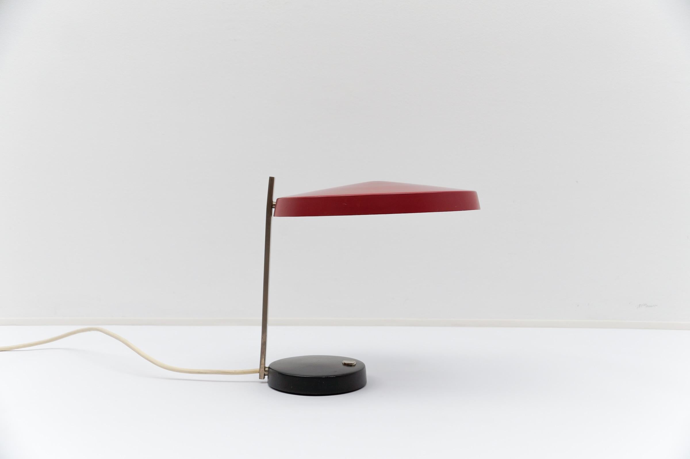 Rare lampe de table Hillebrand d'origine, Model No/One de 1962, design Heinz Pfaender

La lampe nécessite 2 ampoules à vis E14 Edison, elle est câblée et en état de marche. Il fonctionne à la fois sur 110 et 230 volts.

Les ampoules ne sont pas