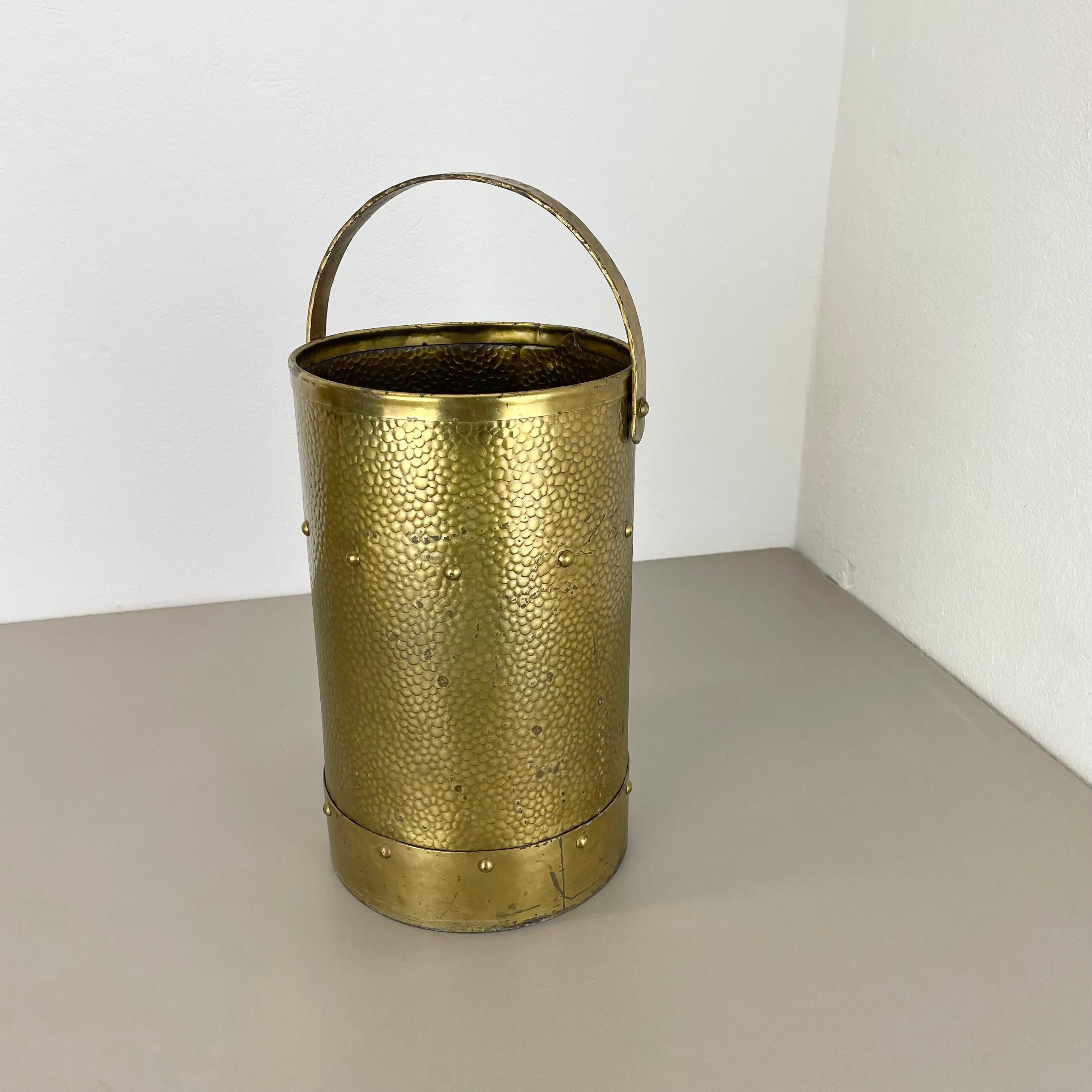 Article:

Umbrella stand Hollywood Regency


Origin:

Austria


Age:

1950s


This original vintage Hollywood Regency umbrella stand was produced in the 1950s in Austria. it is made of brass with lovely formed loop applications at the top and a