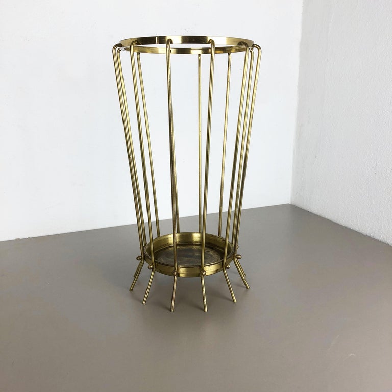Article:

Umbrella stand Hollywood Regency


Origin:

Austria


Age:

1960s


This original vintage Hollywood Regency umbrella stand was produced in the 1960s in Austria. it is made of brass with lovely formed loop applications at the