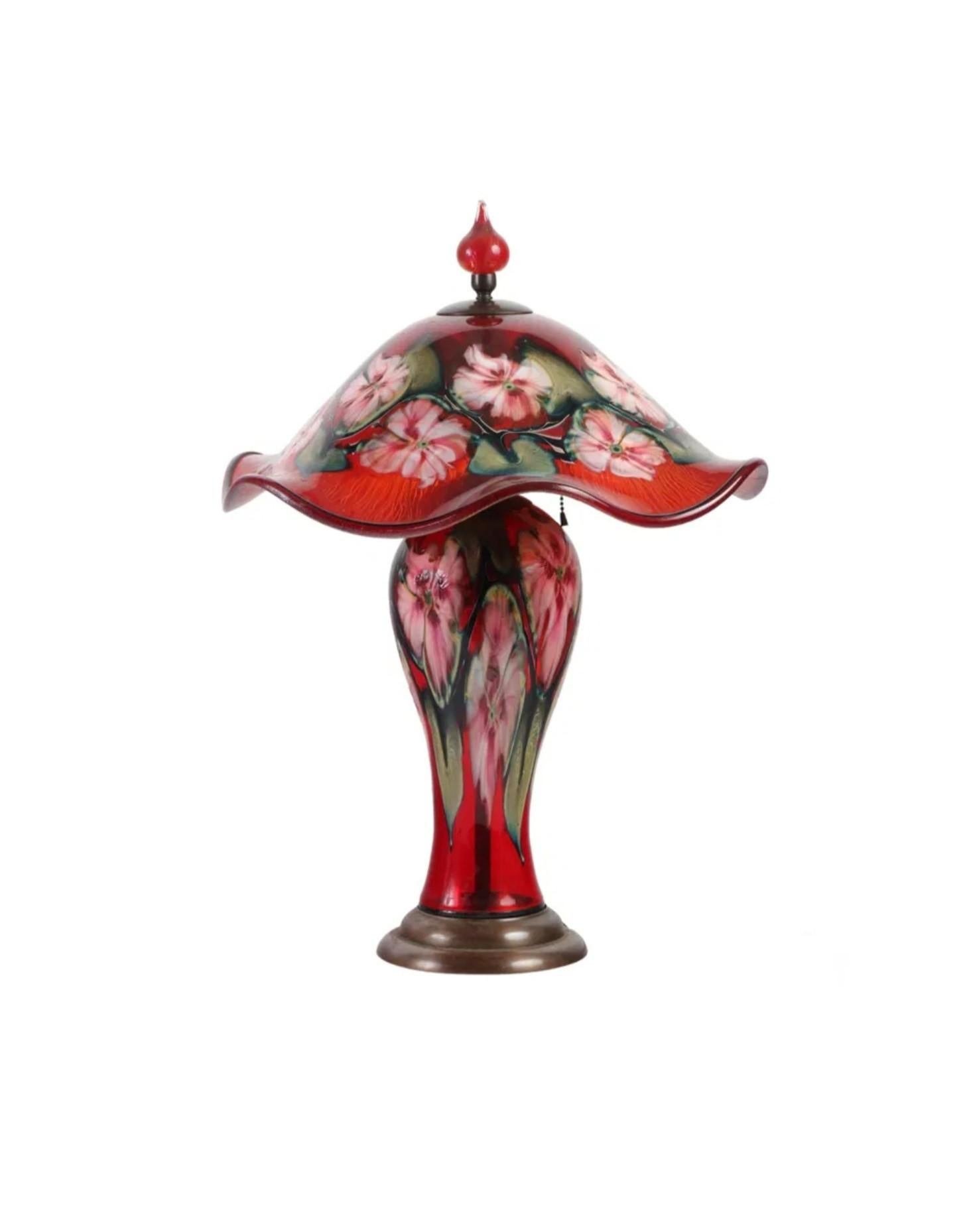 Il seguente oggetto è questo bellissimo e raro Charles G. Lotton (americano, 1935-2021). Lampada da tavolo in vetro artistico di Studio A nel motivo Multi Flora, con una base a balaustro e un grande paralume rotondo con bordo increspato, entrambi