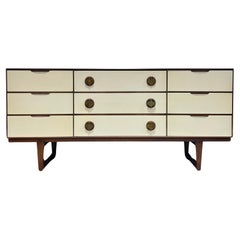 Seltene + Original Mid Century MODERN Nussbaum LONG DRESSER von Stanley Furniture Co.