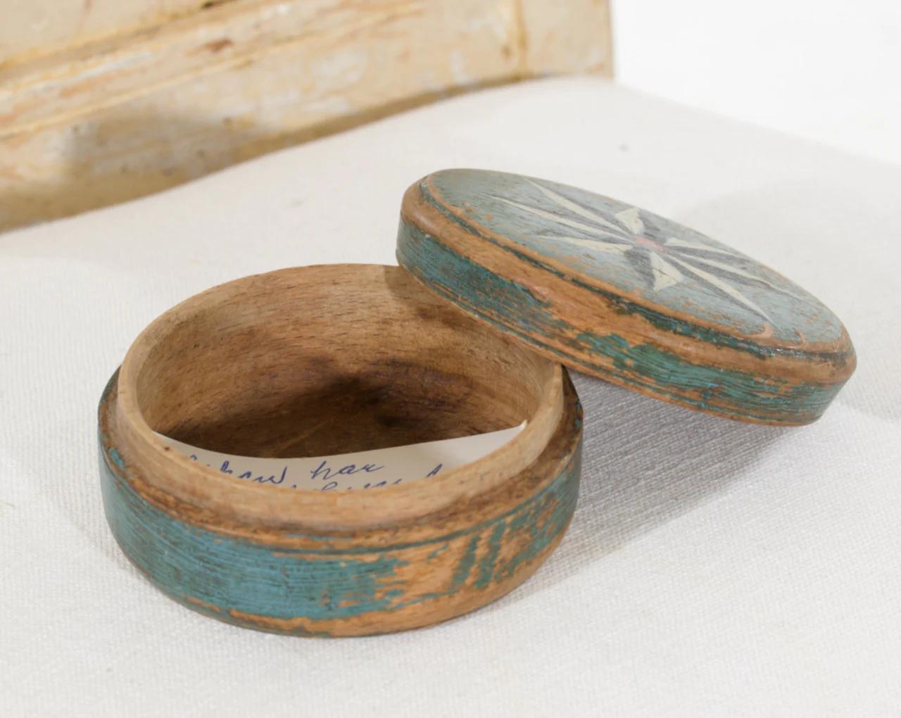 Rara caja de madera pintada original de Suecia, hacia 1810. en Bueno estado para la venta en Aalsgaarde, DK