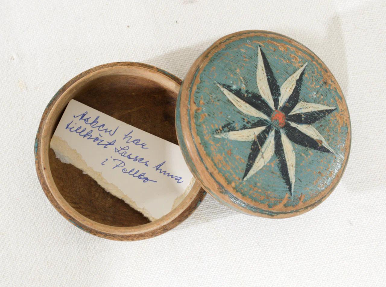 Rara caja de madera pintada original de Suecia, hacia 1810. siglo XIX en venta
