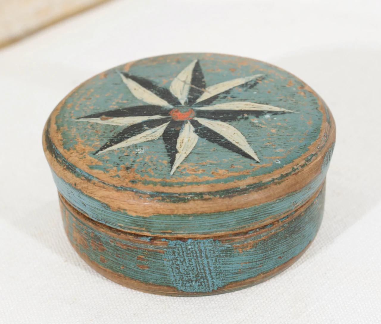 Rara caja de madera pintada original de Suecia, hacia 1810. Madera en venta