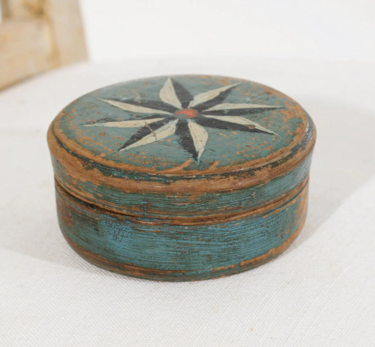 Rara caja de madera pintada original de Suecia, hacia 1810. en venta 2
