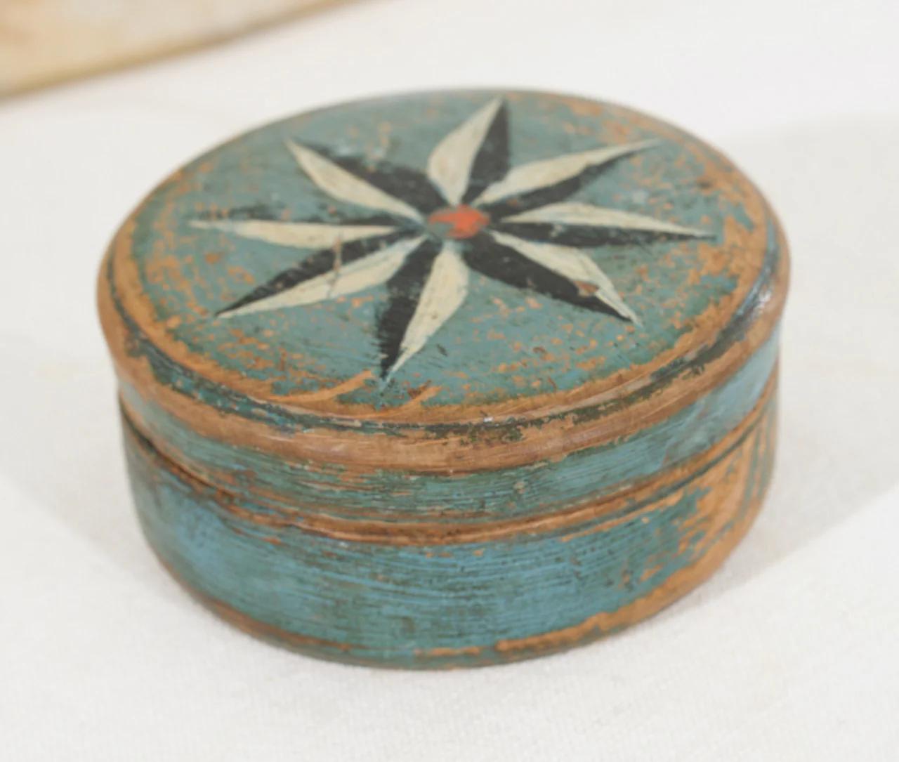 Rara caja de madera pintada original de Suecia, hacia 1810. en venta 5