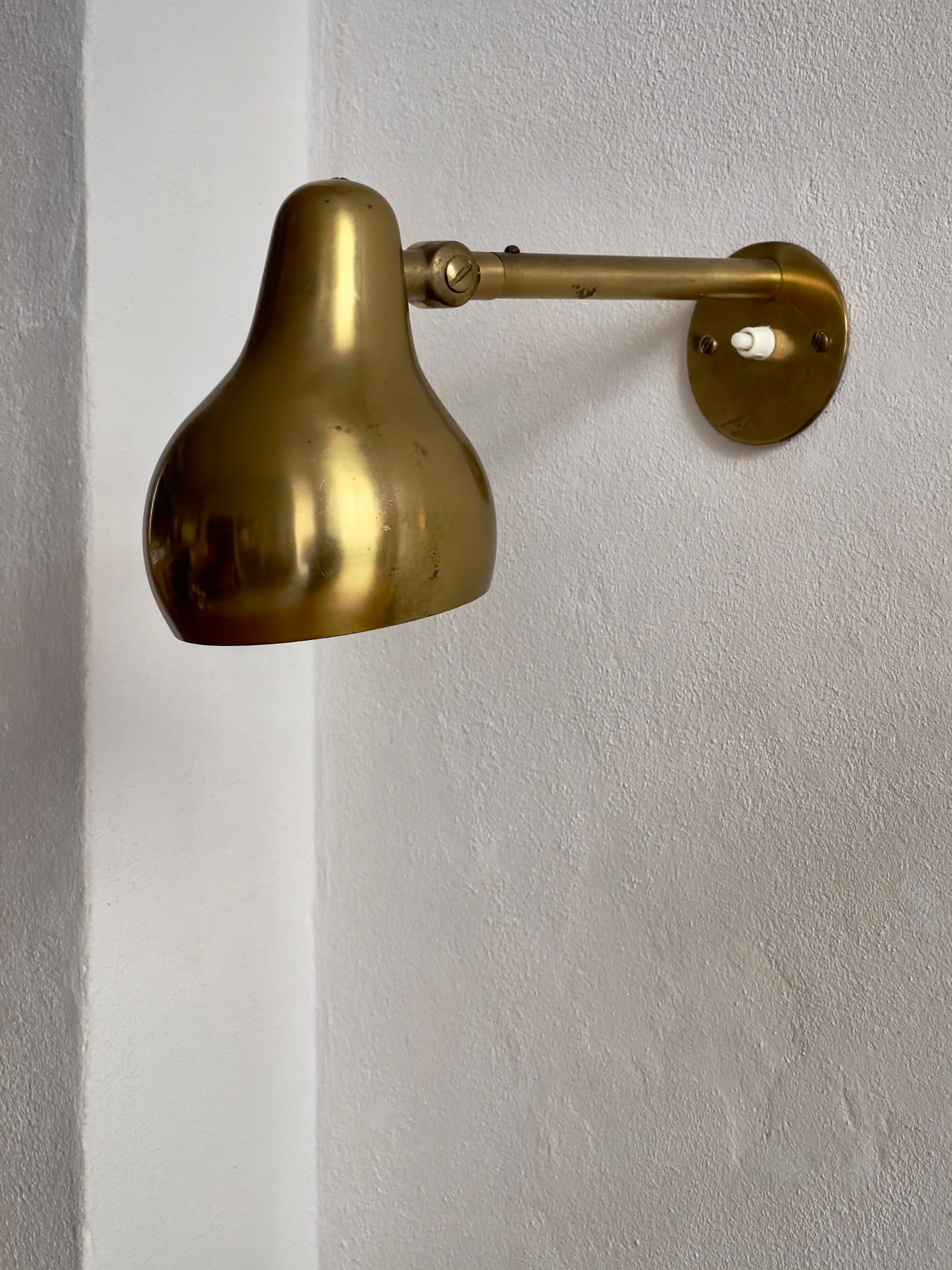 Rare Original Pair of 1940s Wilhelm Lauritzen wall lights in patinated brass. For Sale 4