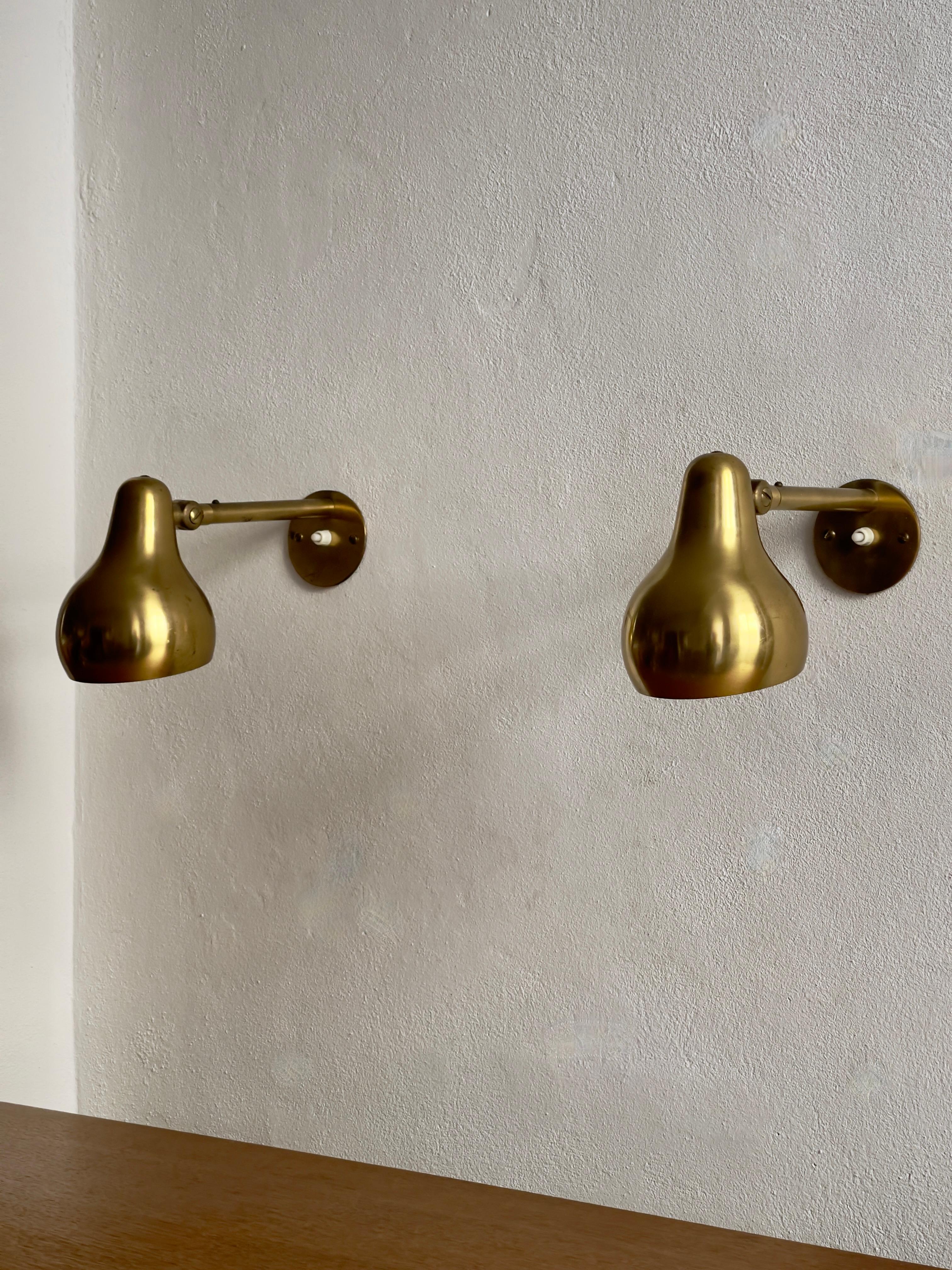 Rare Original Pair of 1940s Wilhelm Lauritzen wall lights in patinated brass. For Sale 5