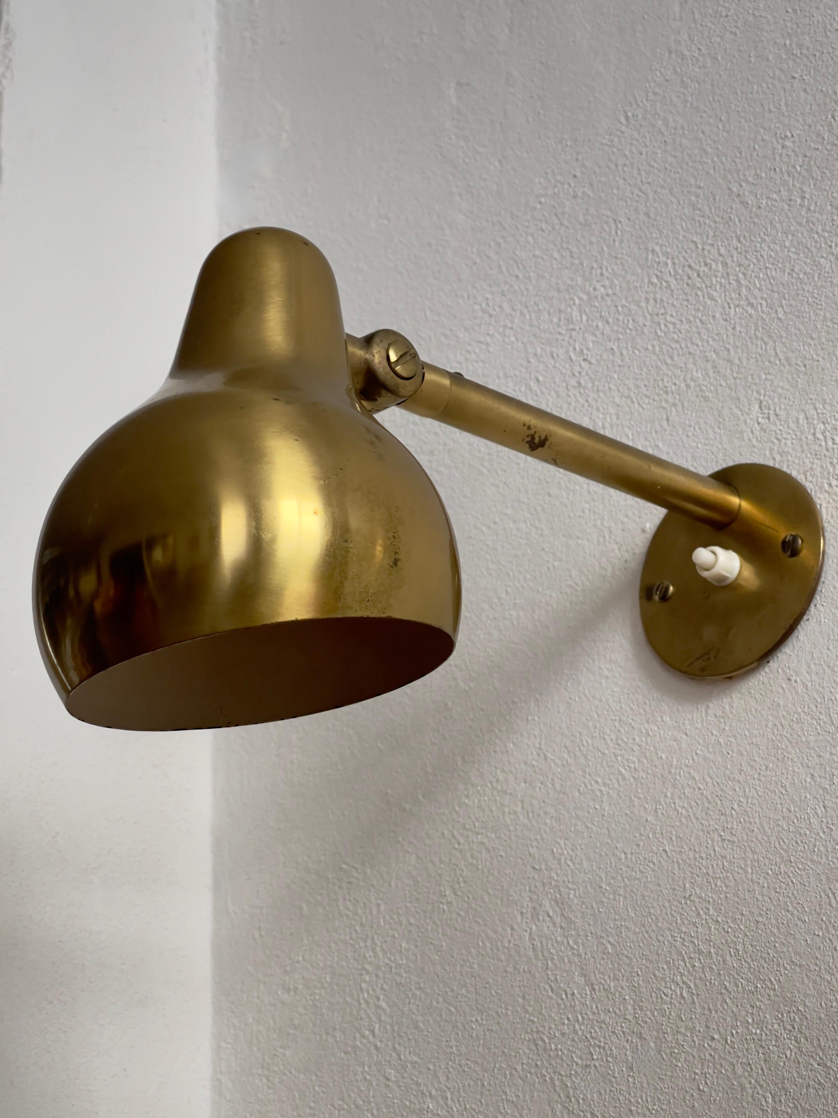 Rare Original Pair of 1940s Wilhelm Lauritzen wall lights in patinated brass. For Sale 10
