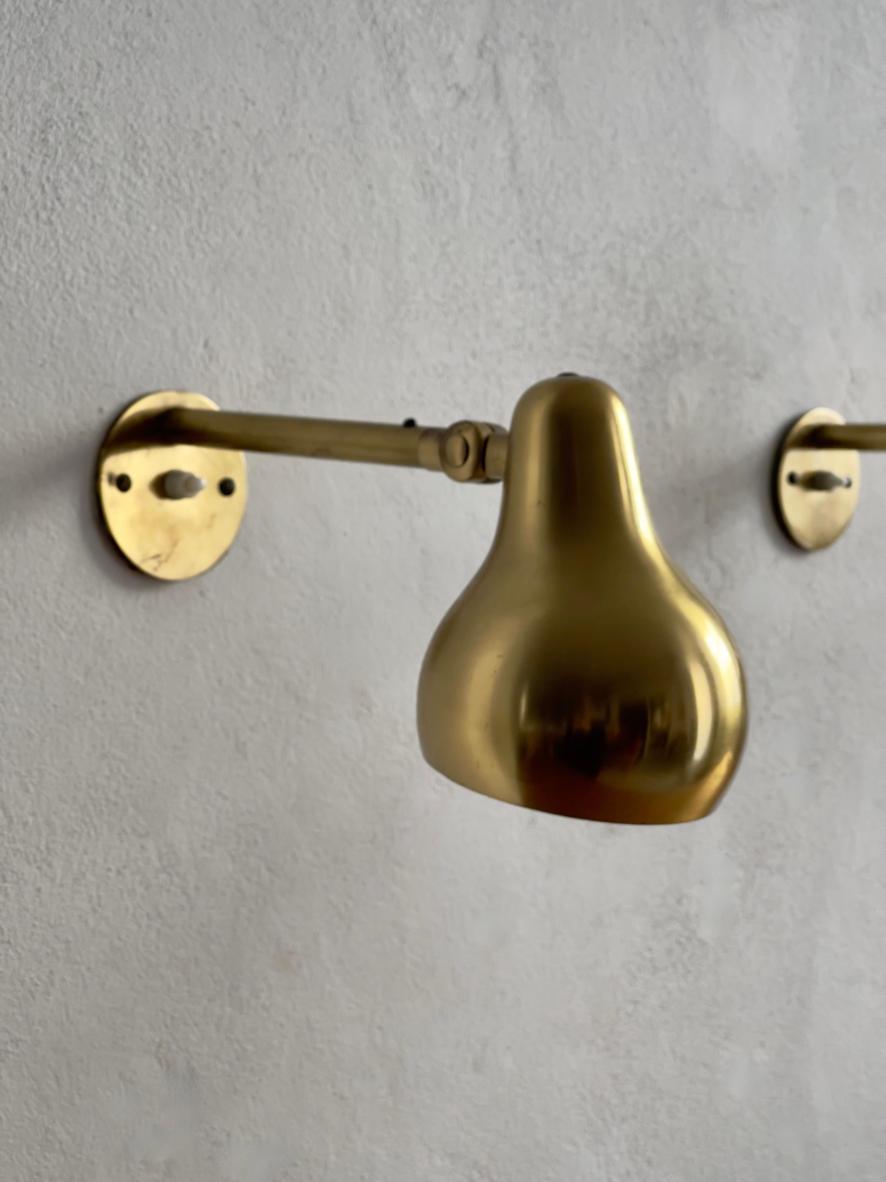 Rare Original Pair of 1940s Wilhelm Lauritzen wall lights in patinated brass. For Sale 1