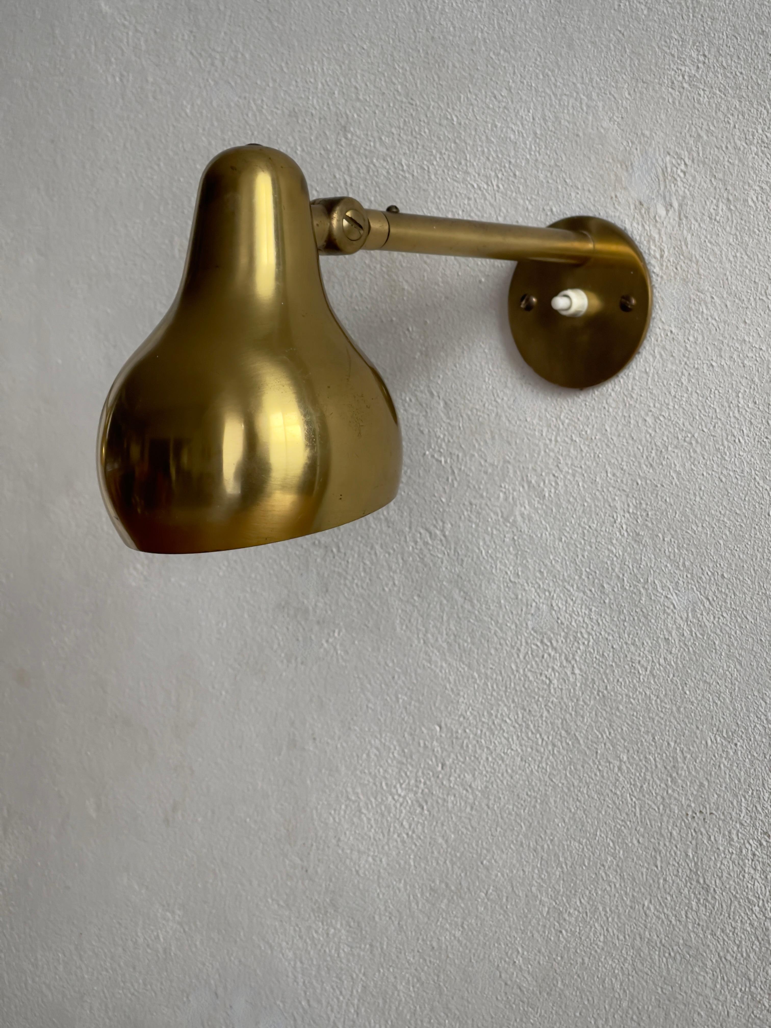 Rare Original Pair of 1940s Wilhelm Lauritzen wall lights in patinated brass. For Sale 3
