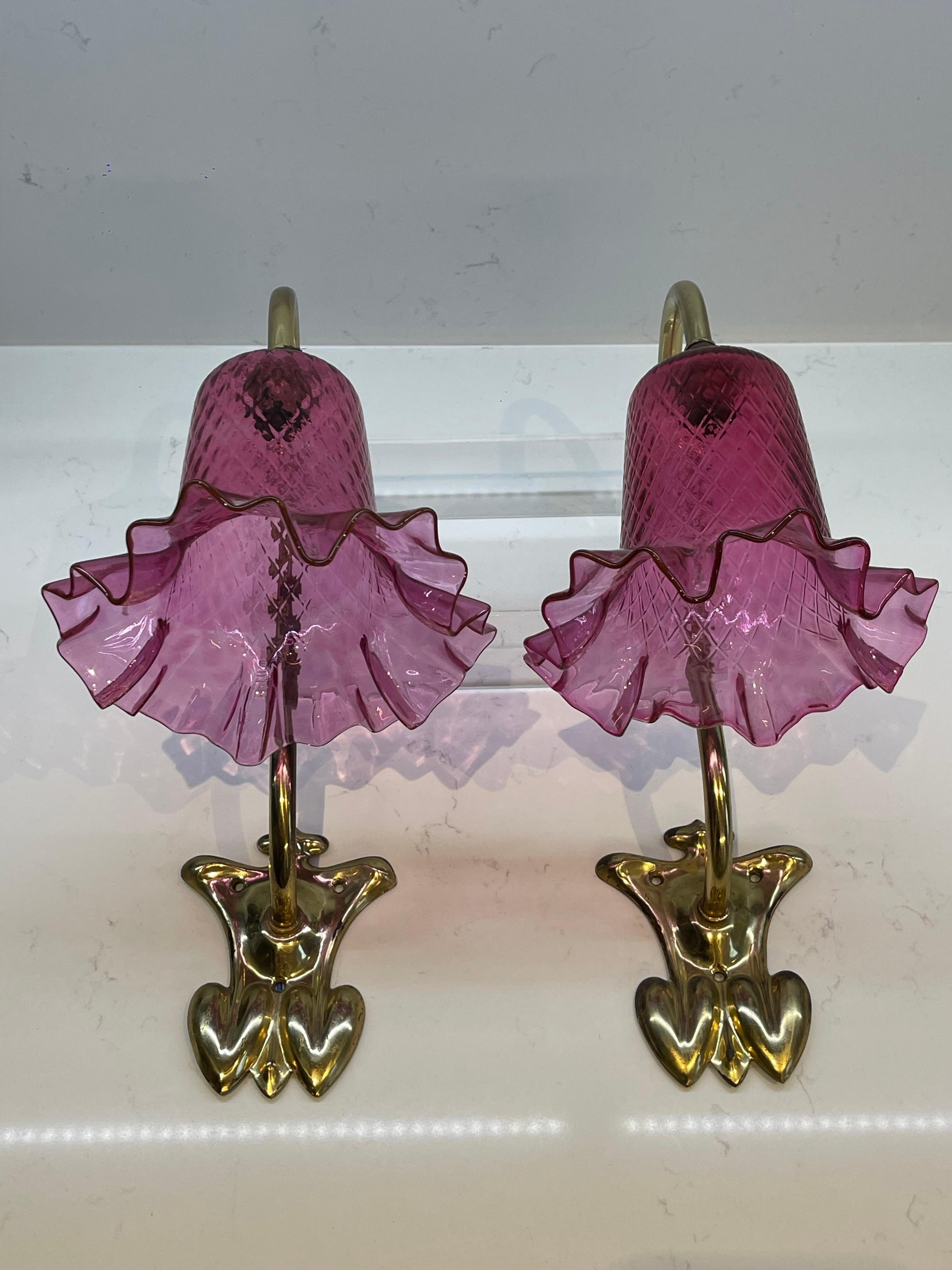Pareja de apliques Art Nouveau de cristal de arándano del siglo XIX. 
El vidrio arándano victoriano es un tipo de vidrio popular durante la época victoriana (1837-1901). Se utiliza para una serie de objetos decorativos y funcionales, como jarrones,