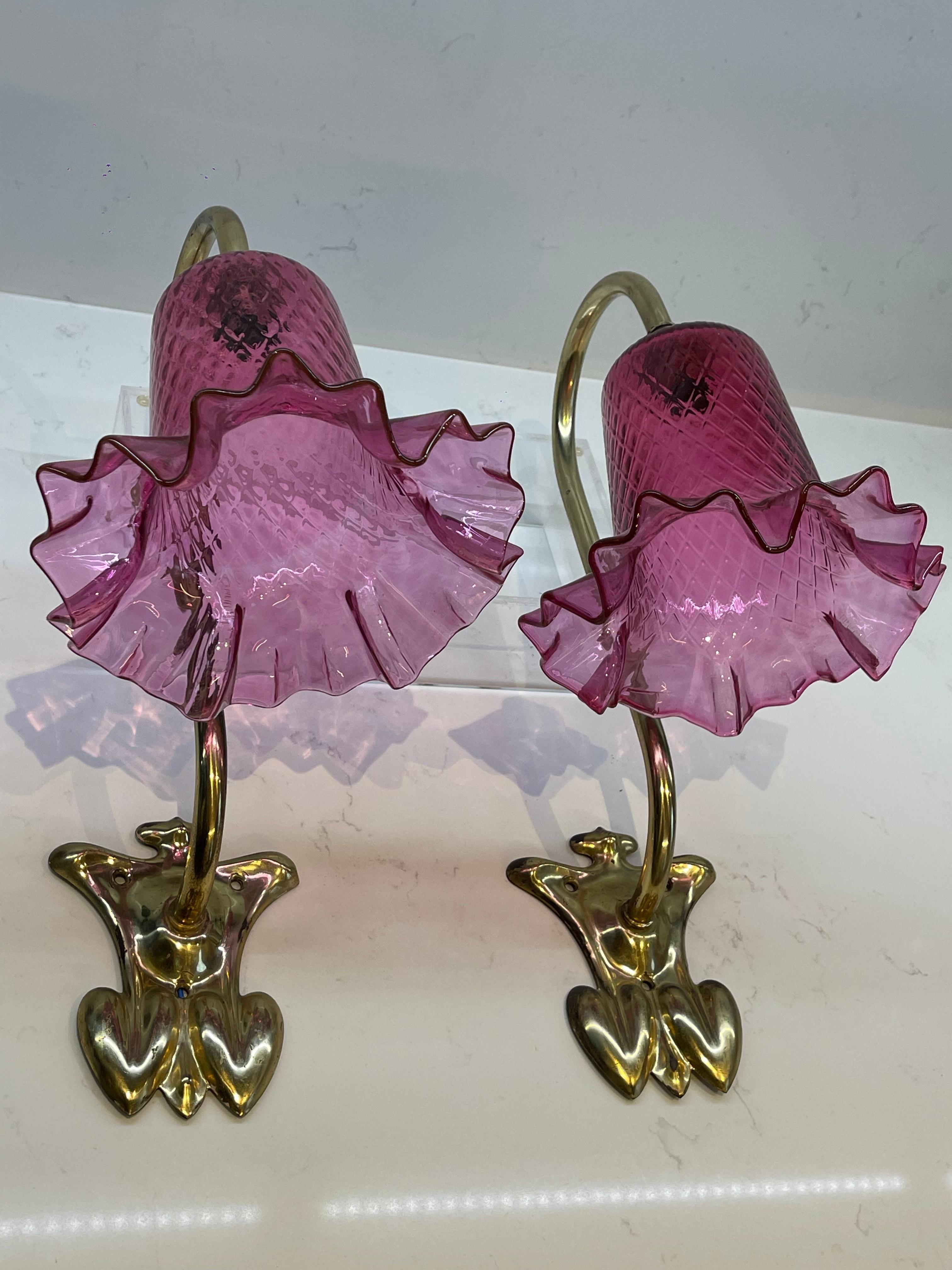 Raro par original de apliques Art Nouveau de cristal de arándano del siglo XIX Inglés en venta