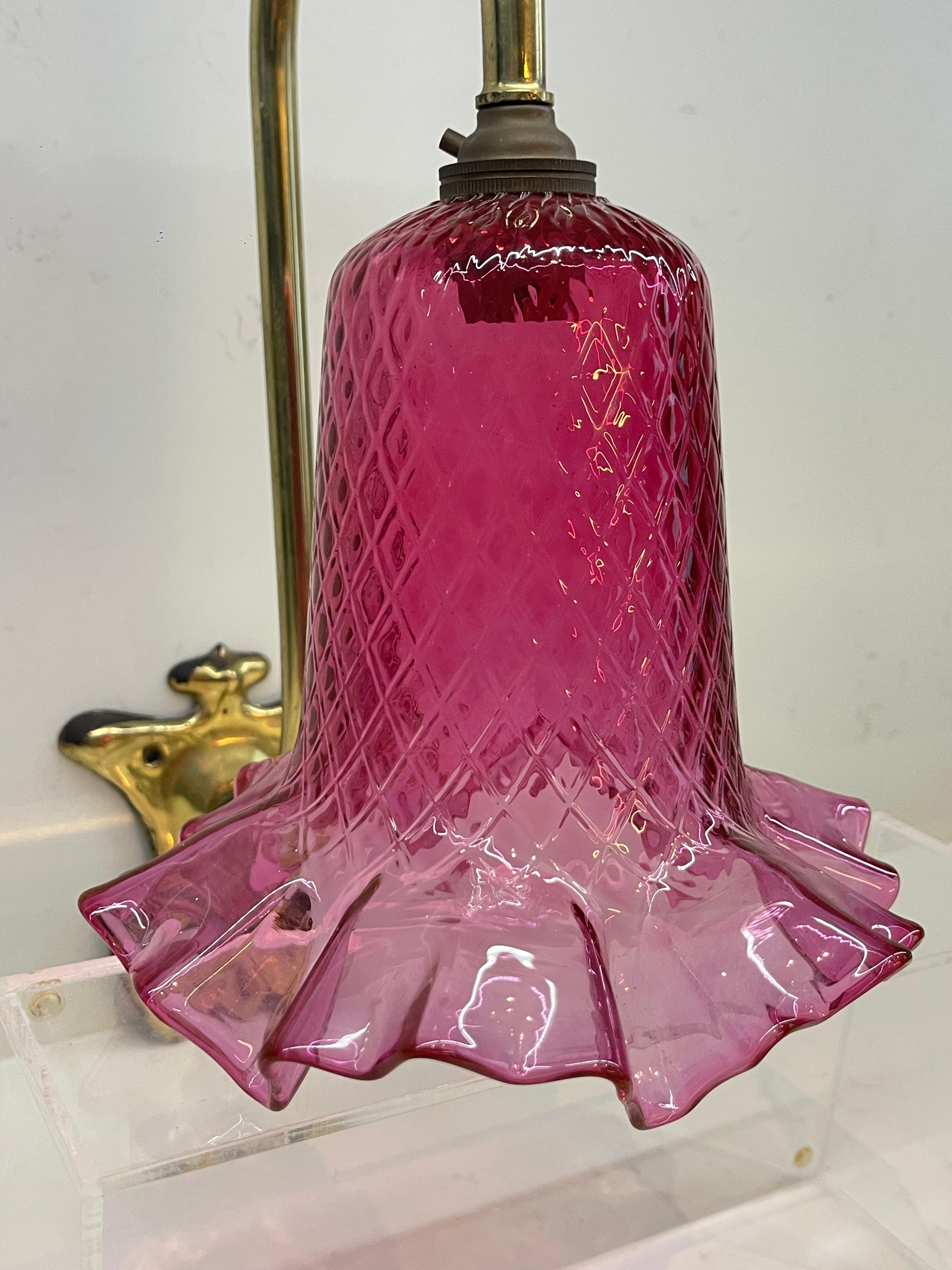 Raro par original de apliques Art Nouveau de cristal de arándano del siglo XIX Latón en venta