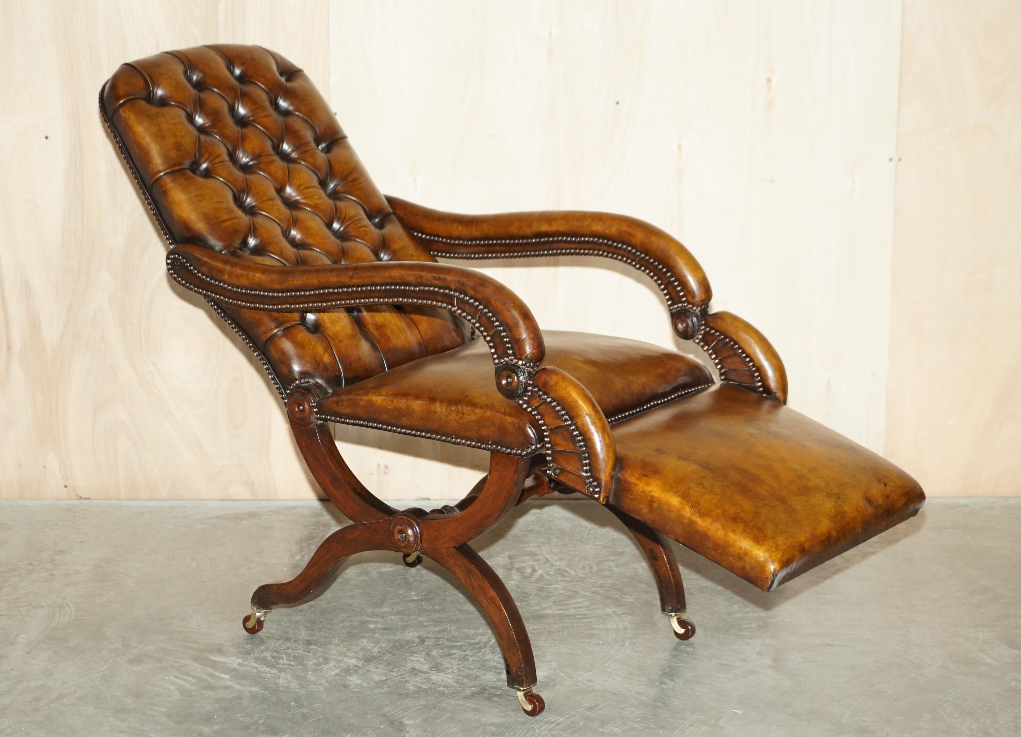 RARE CHESTERFIELD ARMCHAIR ORIGINAL DE REGENCY X FRAMÉ DE RÉALISATION EN CUIR BLEU CHESTERFIELD en vente 8