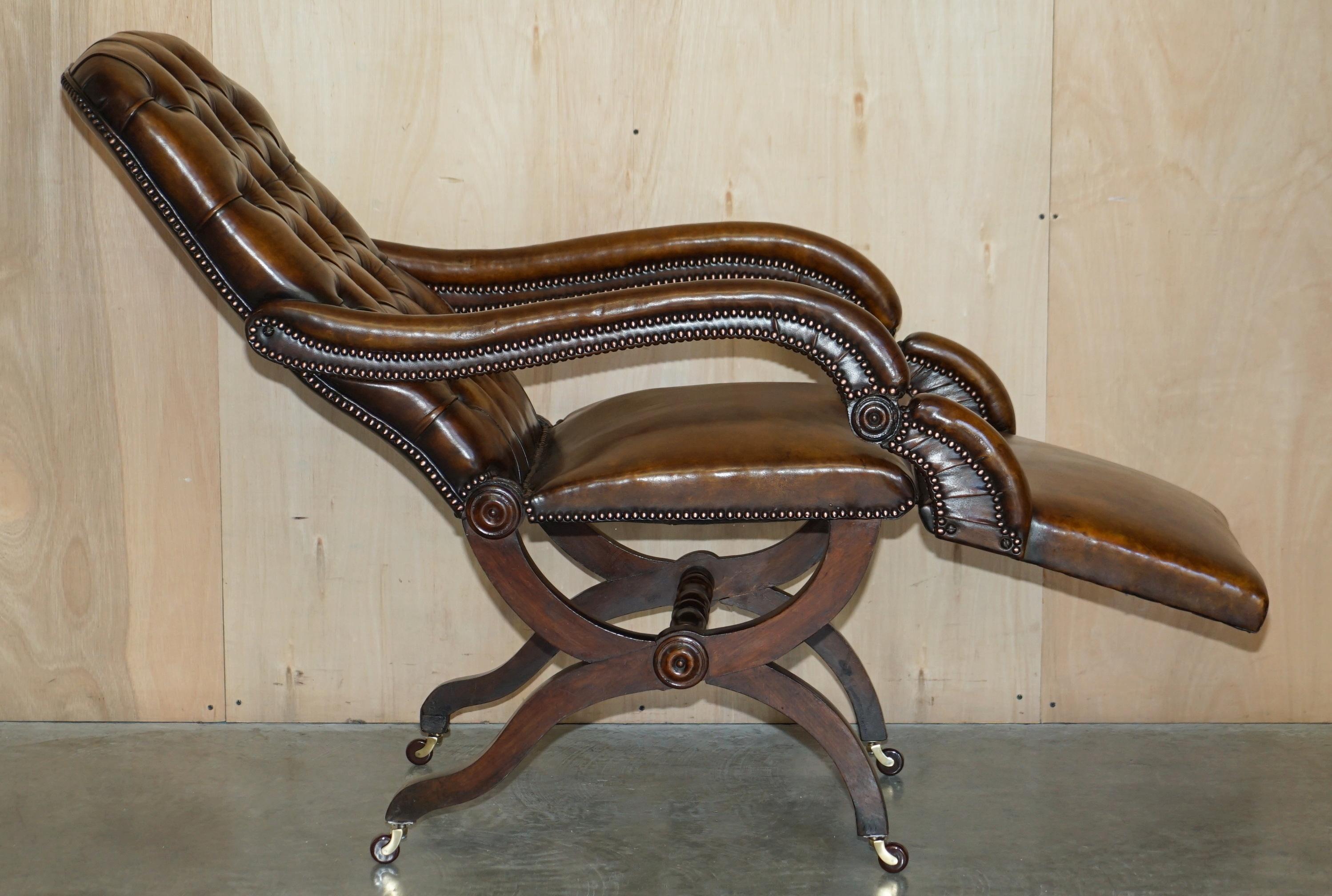 RARE CHESTERFIELD ARMCHAIR ORIGINAL DE REGENCY X FRAMÉ DE RÉALISATION EN CUIR BLEU CHESTERFIELD en vente 11